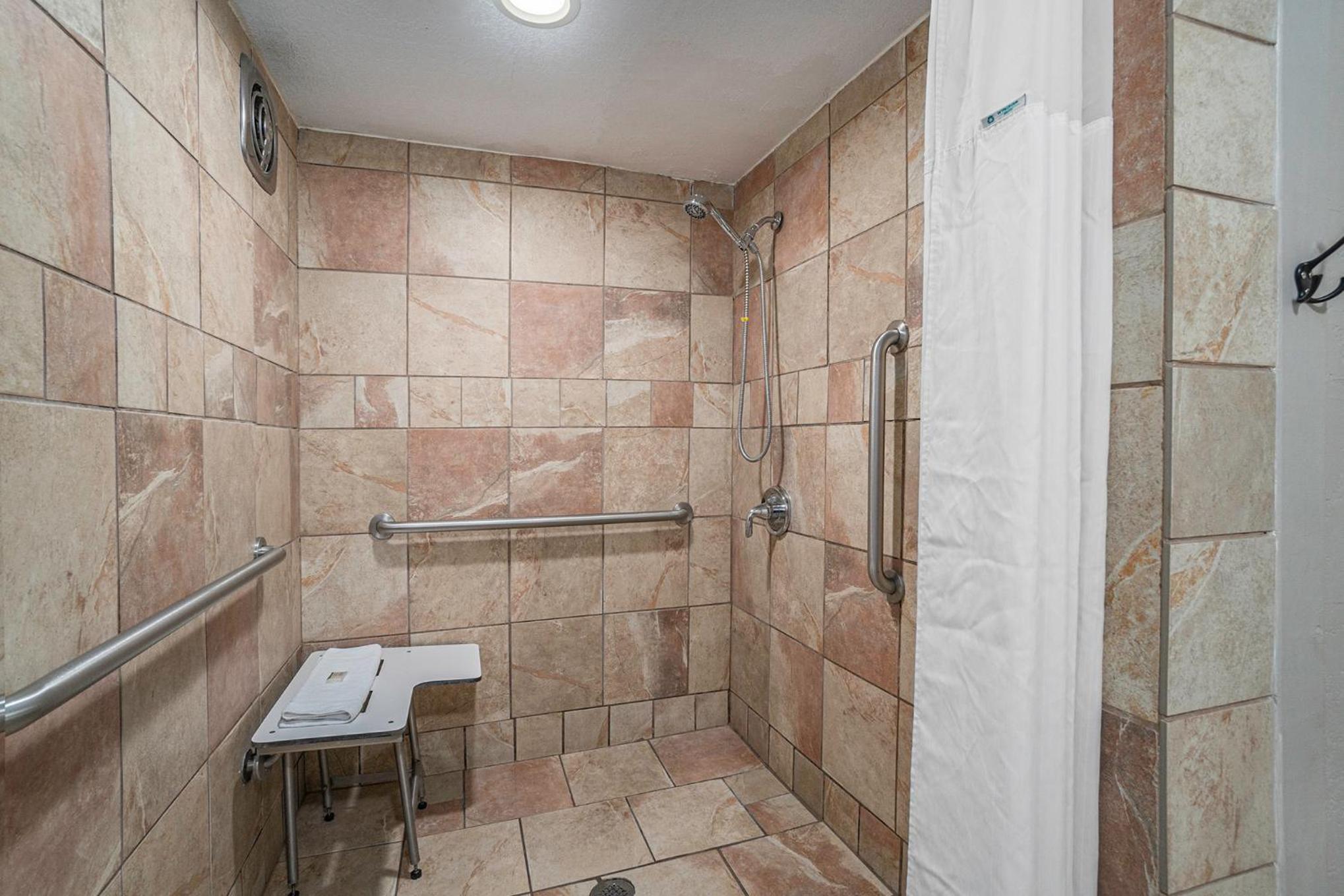 King Room - Mobility Access/Non-Smoking - Photo 4