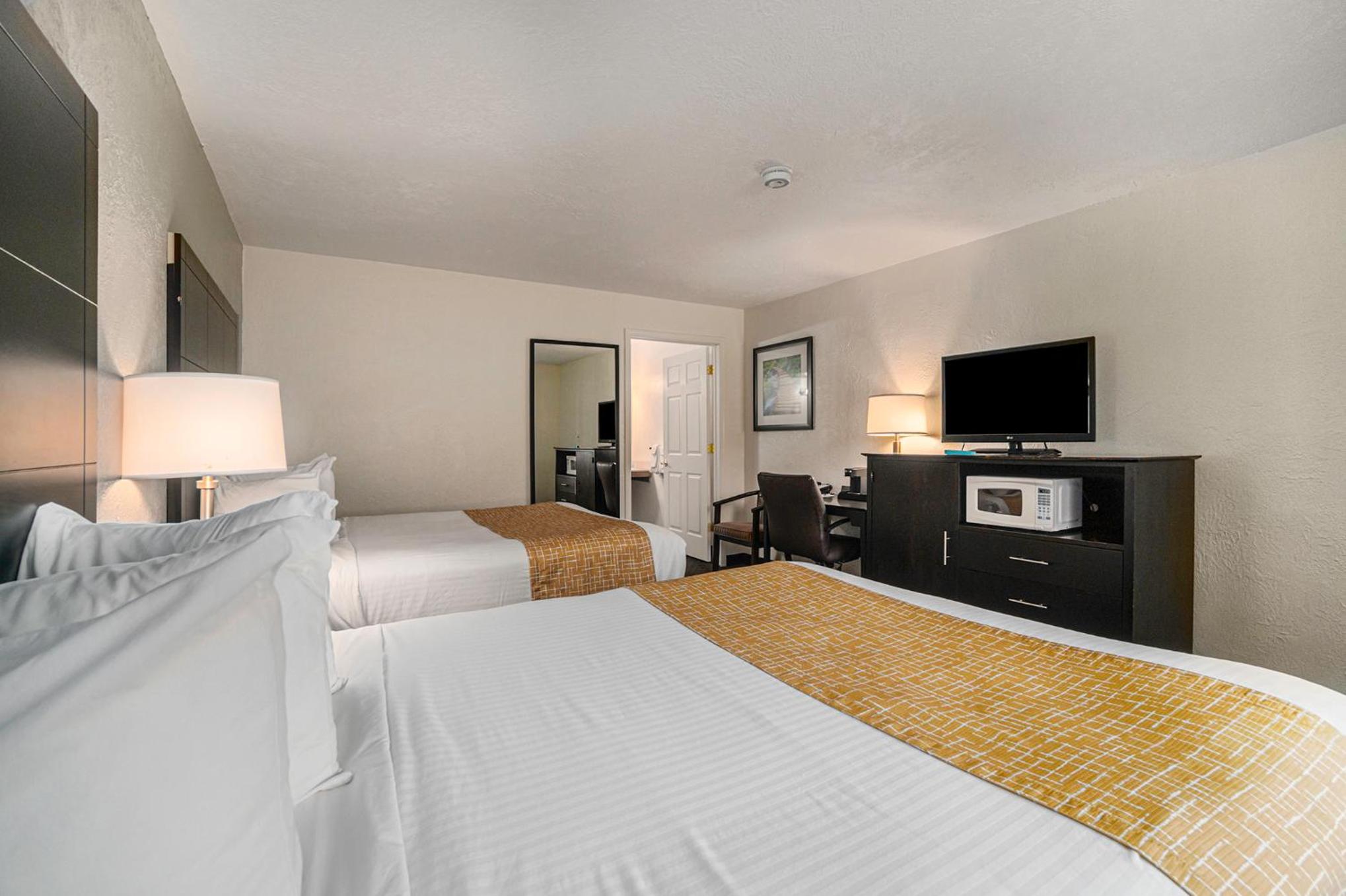 Queen Room with Two Queen Beds - First Floor/Nmobility Accessible/Non-Smoking - Photo 6