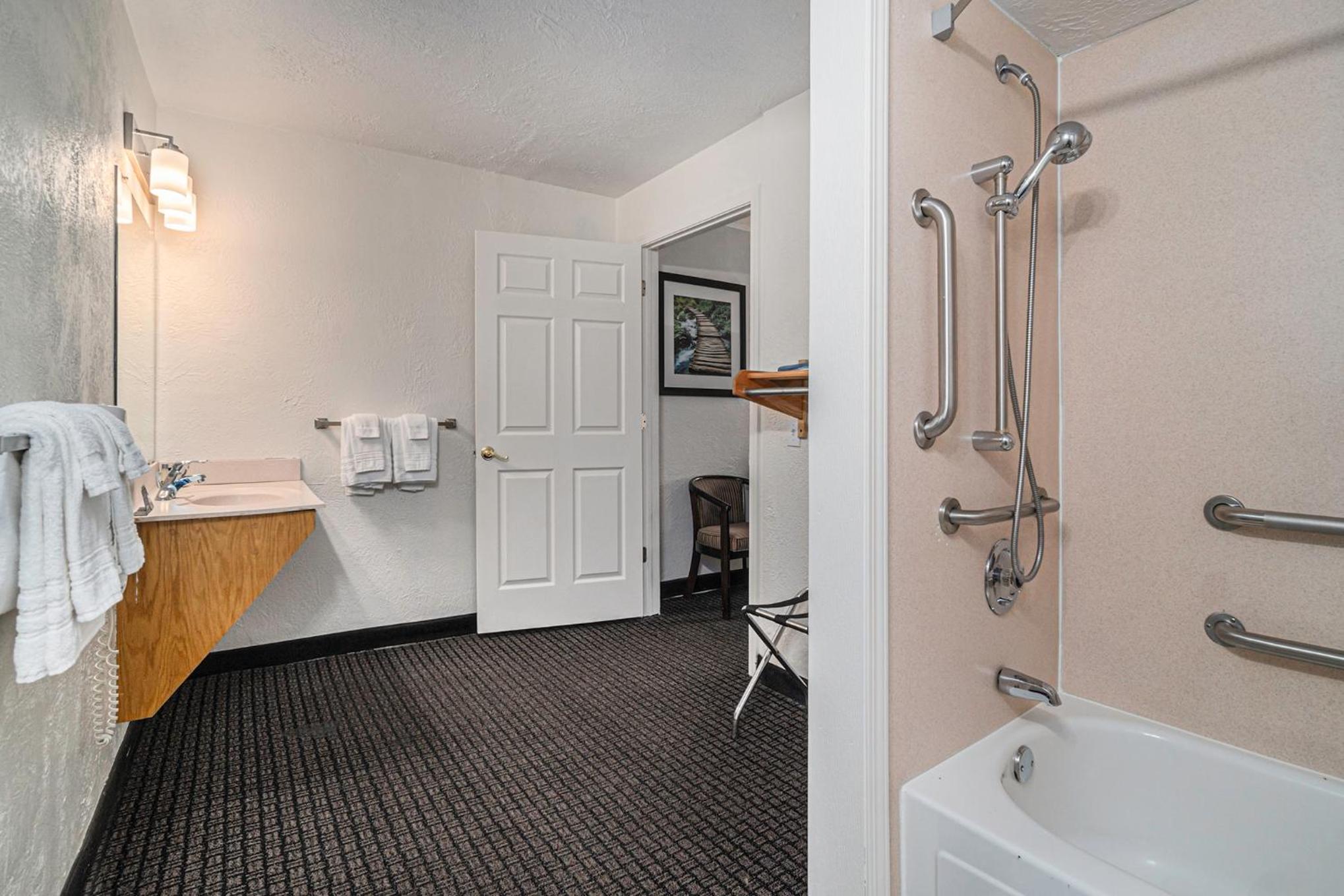 Queen Room with Two Queen Beds - First Floor/Nmobility Accessible/Non-Smoking - Photo 5