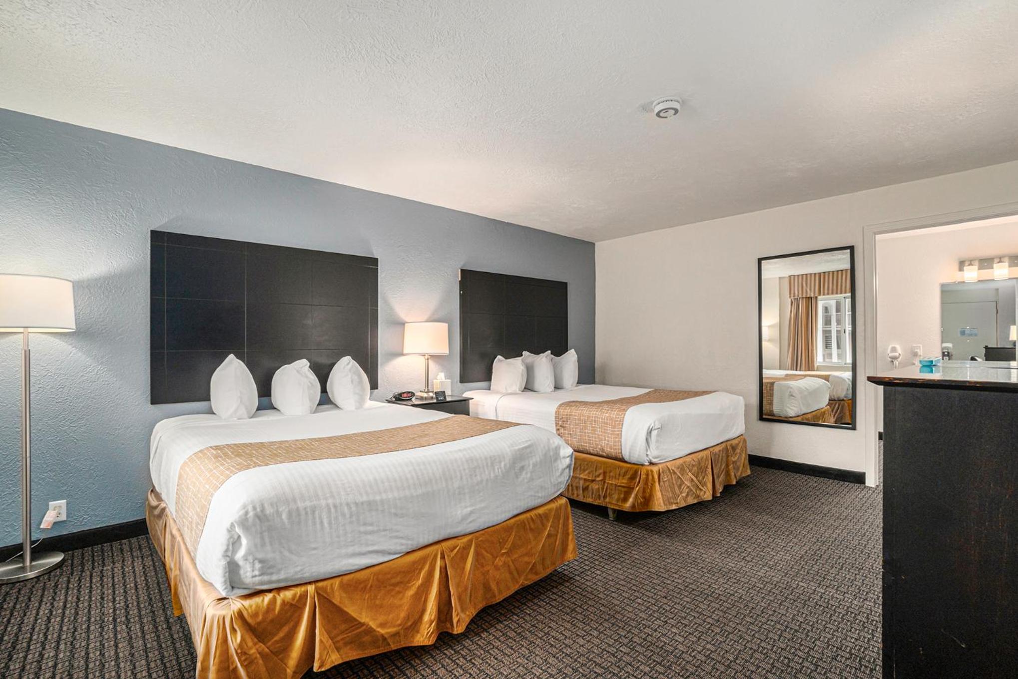 Queen Room with Two Queen Beds - First Floor/Nmobility Accessible/Non-Smoking - Photo 1