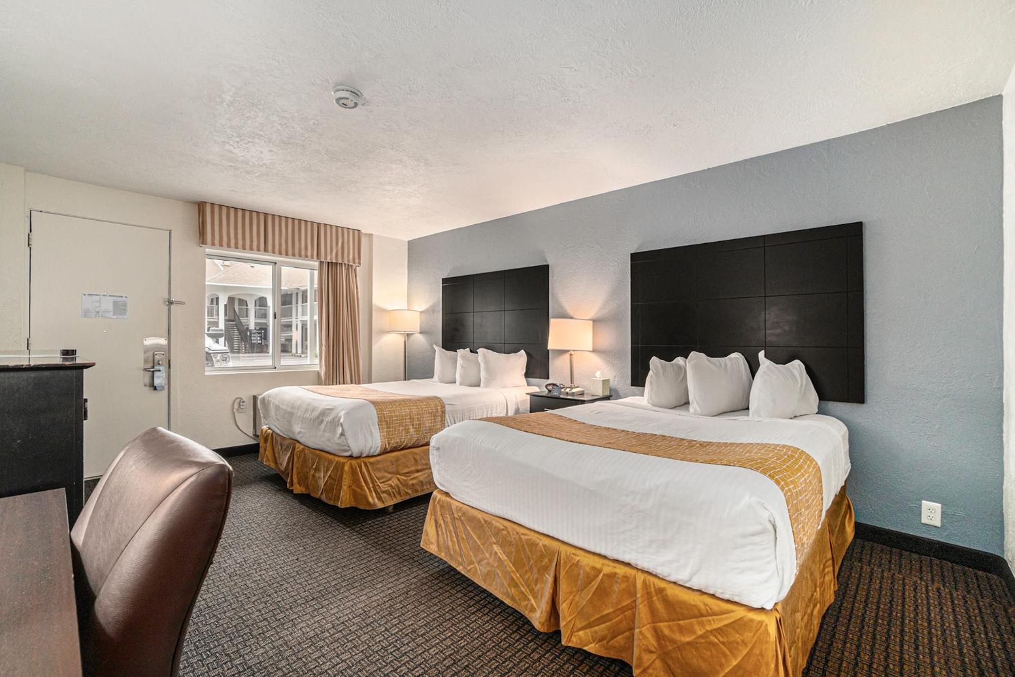 Queen Room with Two Queen Beds - First Floor/Nmobility Accessible/Non-Smoking - Photo 4