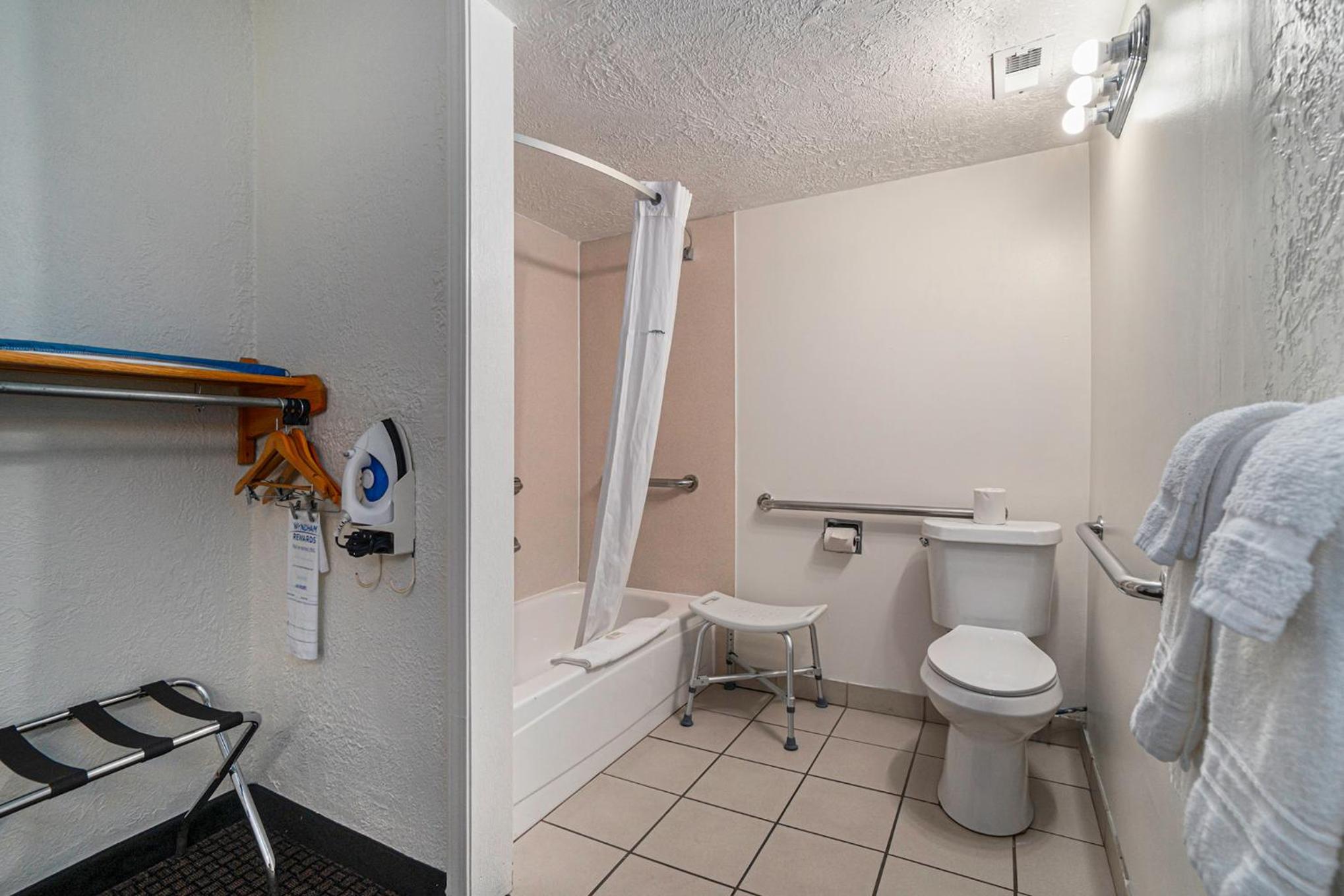 Queen Room with Two Queen Beds - First Floor/Nmobility Accessible/Non-Smoking - Photo 3