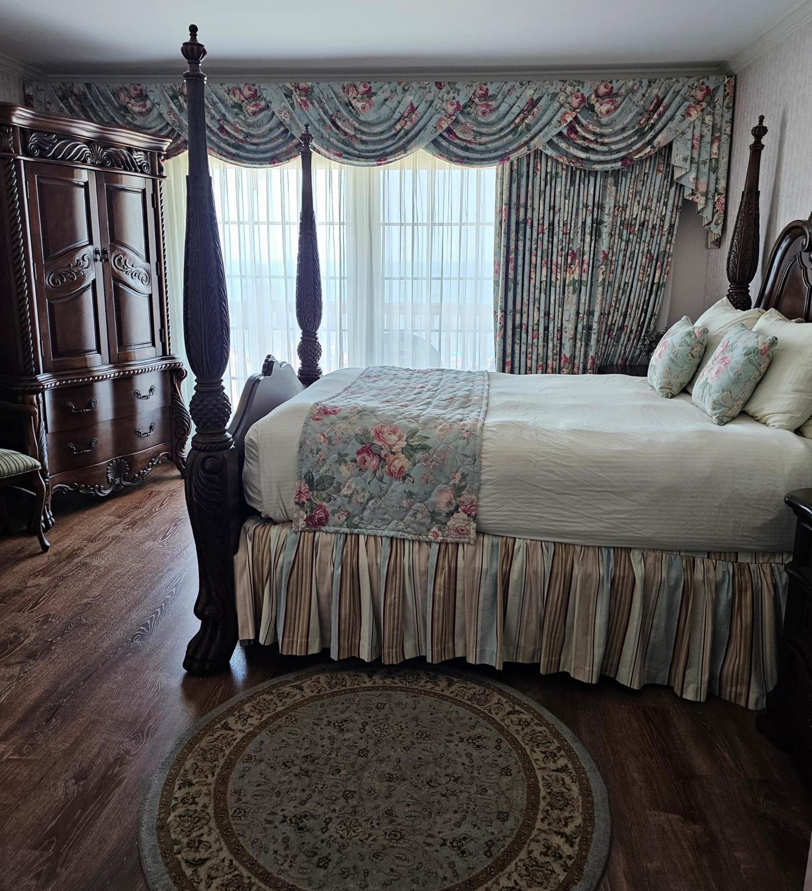 Concierge Deluxe Ocean Front with King Bed - Adult Level