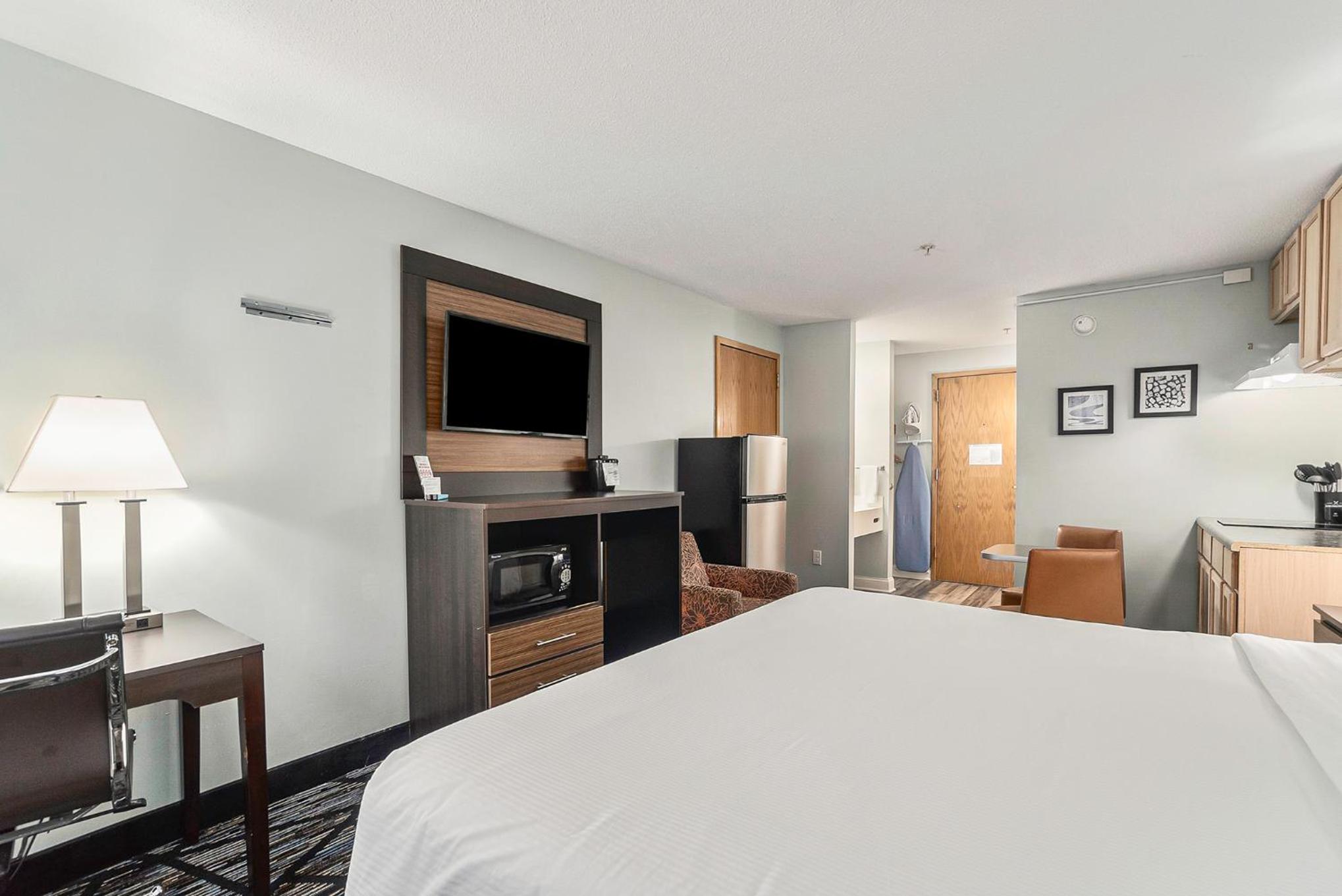 King Room with Kitchenette - Non-Smoking - Photo 10