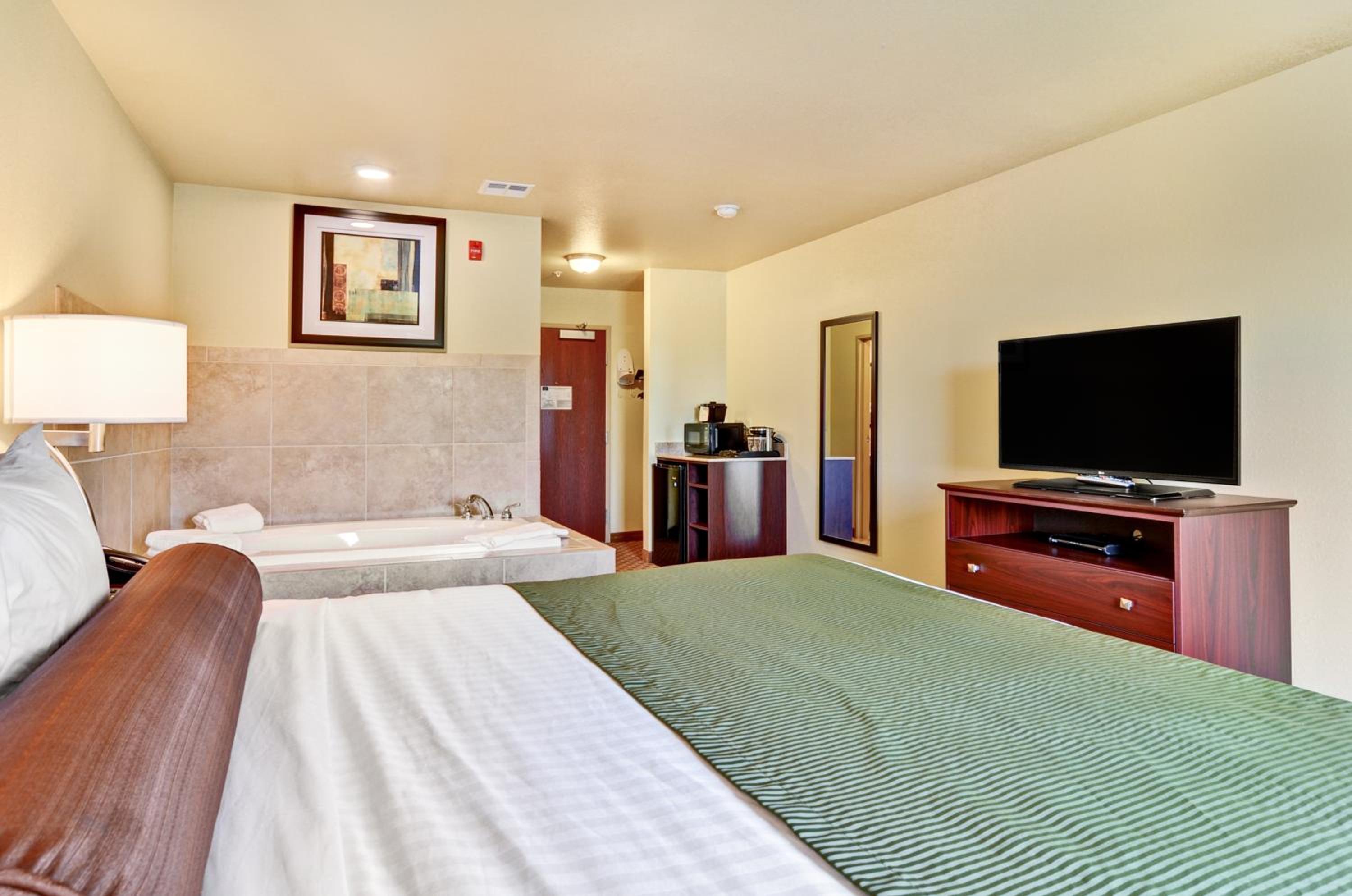 King Room with Whirlpool - Non-Smoking photo 3