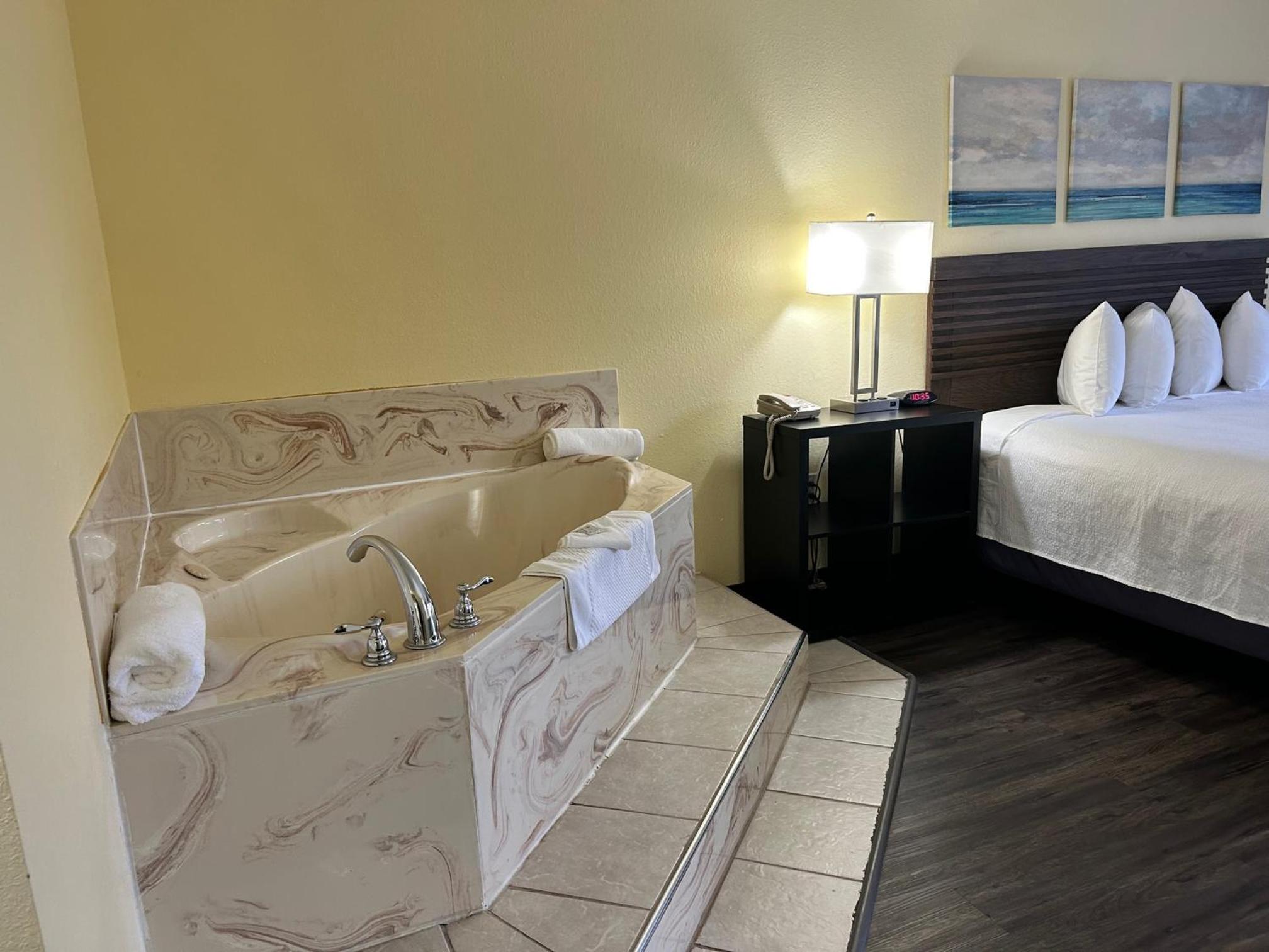 King Room with Hot Tub - Photo 4