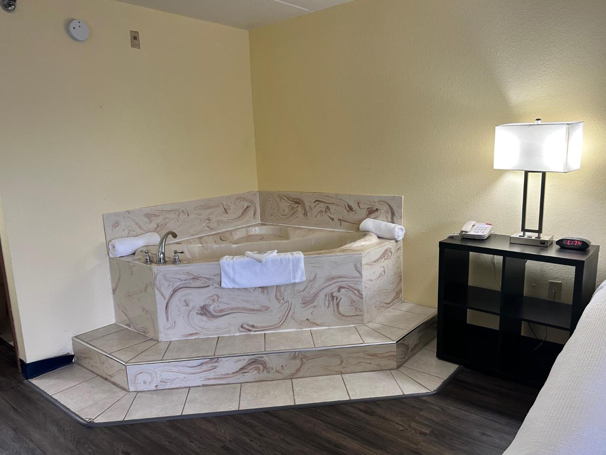 King Room with Hot Tub - Photo 5
