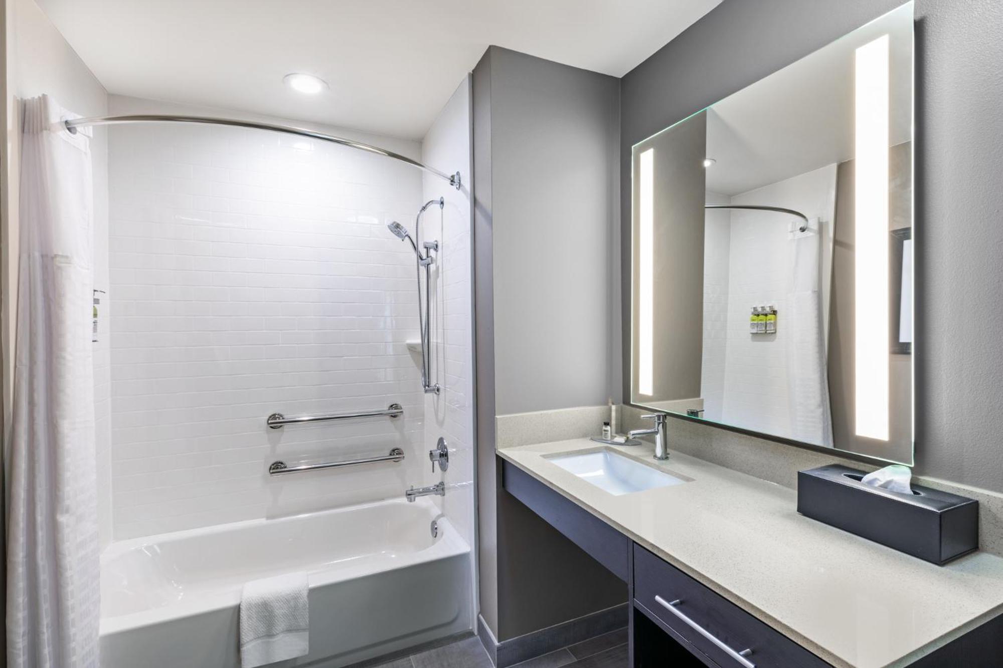 Studio with King Suite - Hearing Accessible and Tran Shower/ Non-Smoking - Photo 3