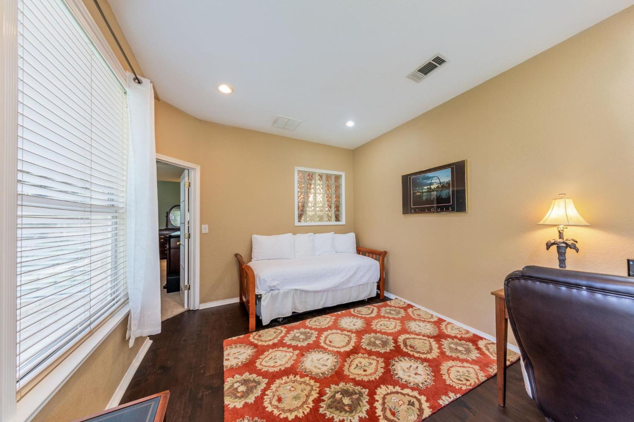 Five-Bedroom House photo 2