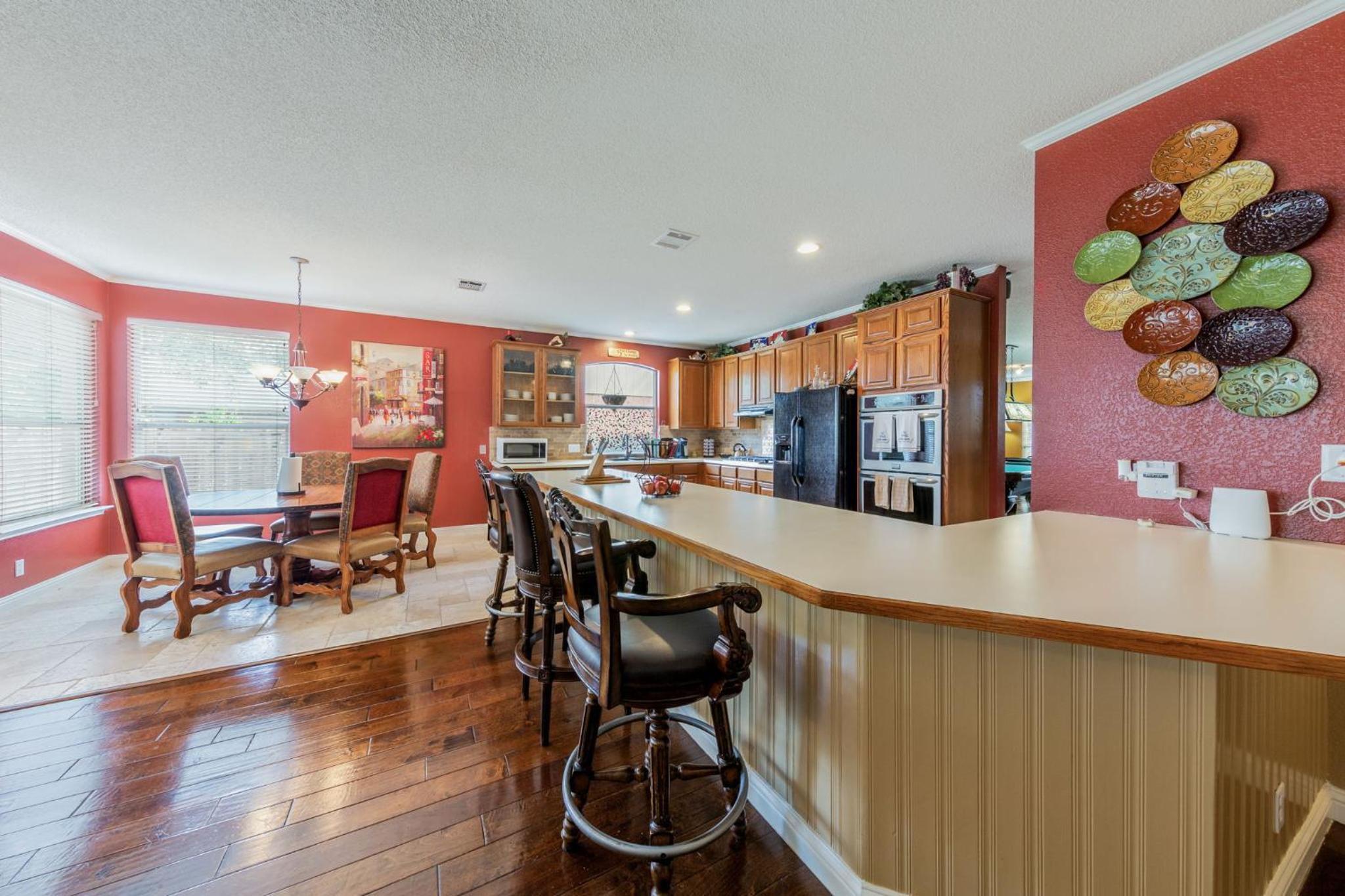 Five-Bedroom House photo 3
