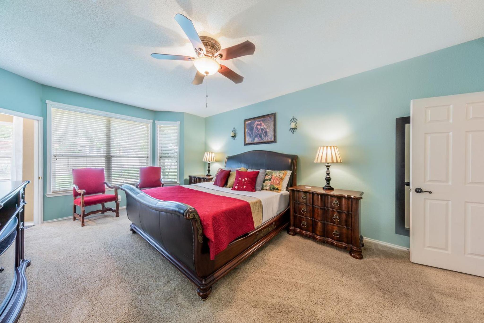Five-Bedroom House photo 1