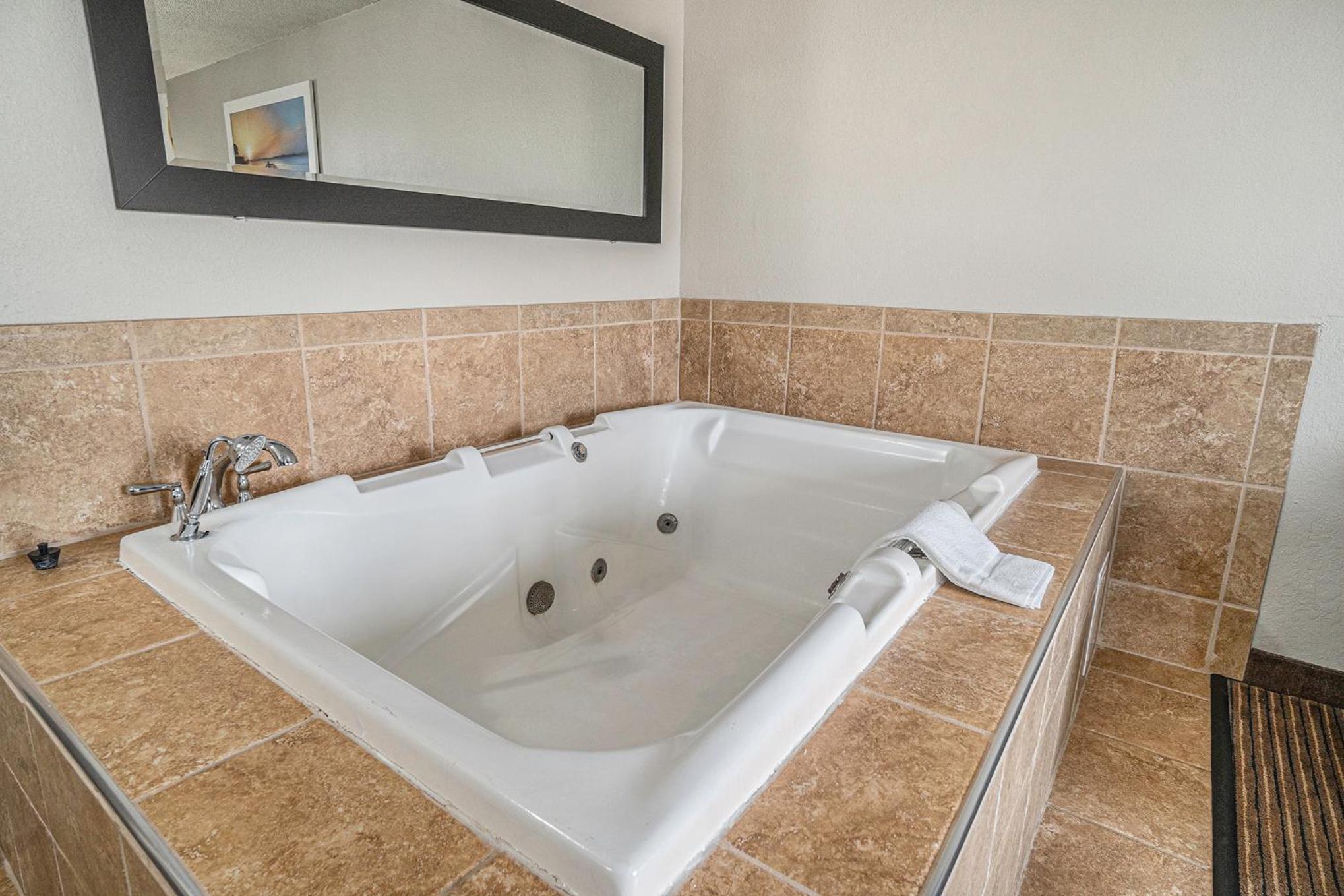 King Room with Hot Tub and Fireplace - Non-Smoking - Photo 5