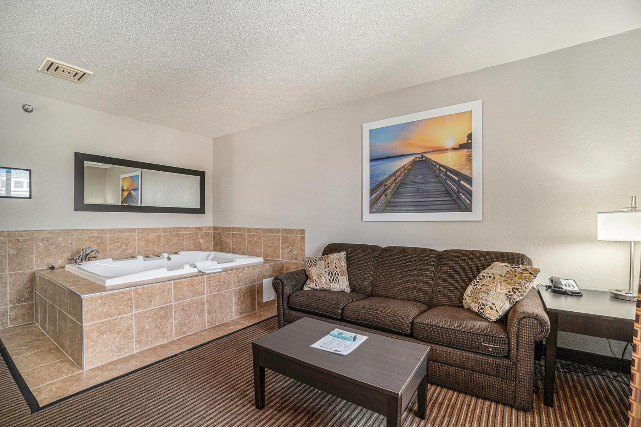King Room with Hot Tub and Fireplace - Non-Smoking - Photo 4