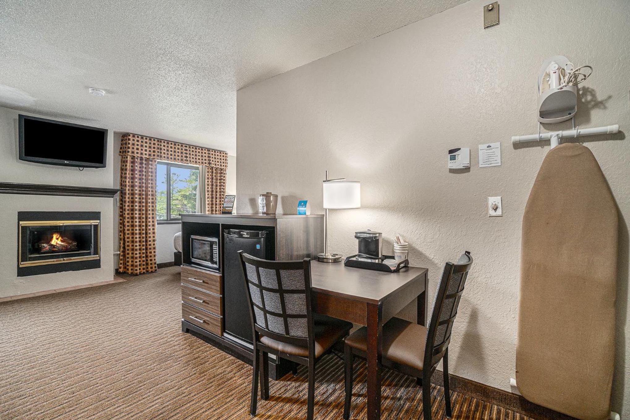 King Room with Hot Tub and Fireplace - Non-Smoking - Photo 7
