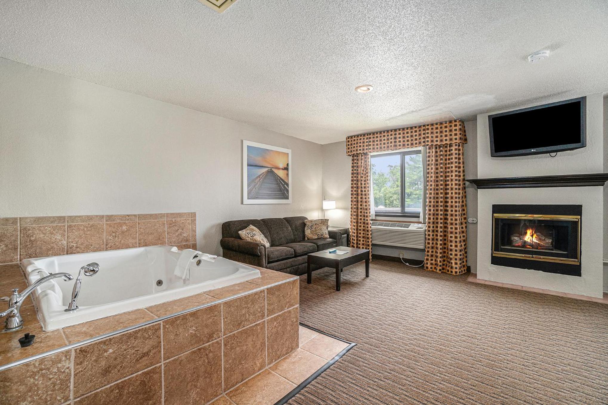 King Room with Hot Tub and Fireplace - Non-Smoking - Photo 1