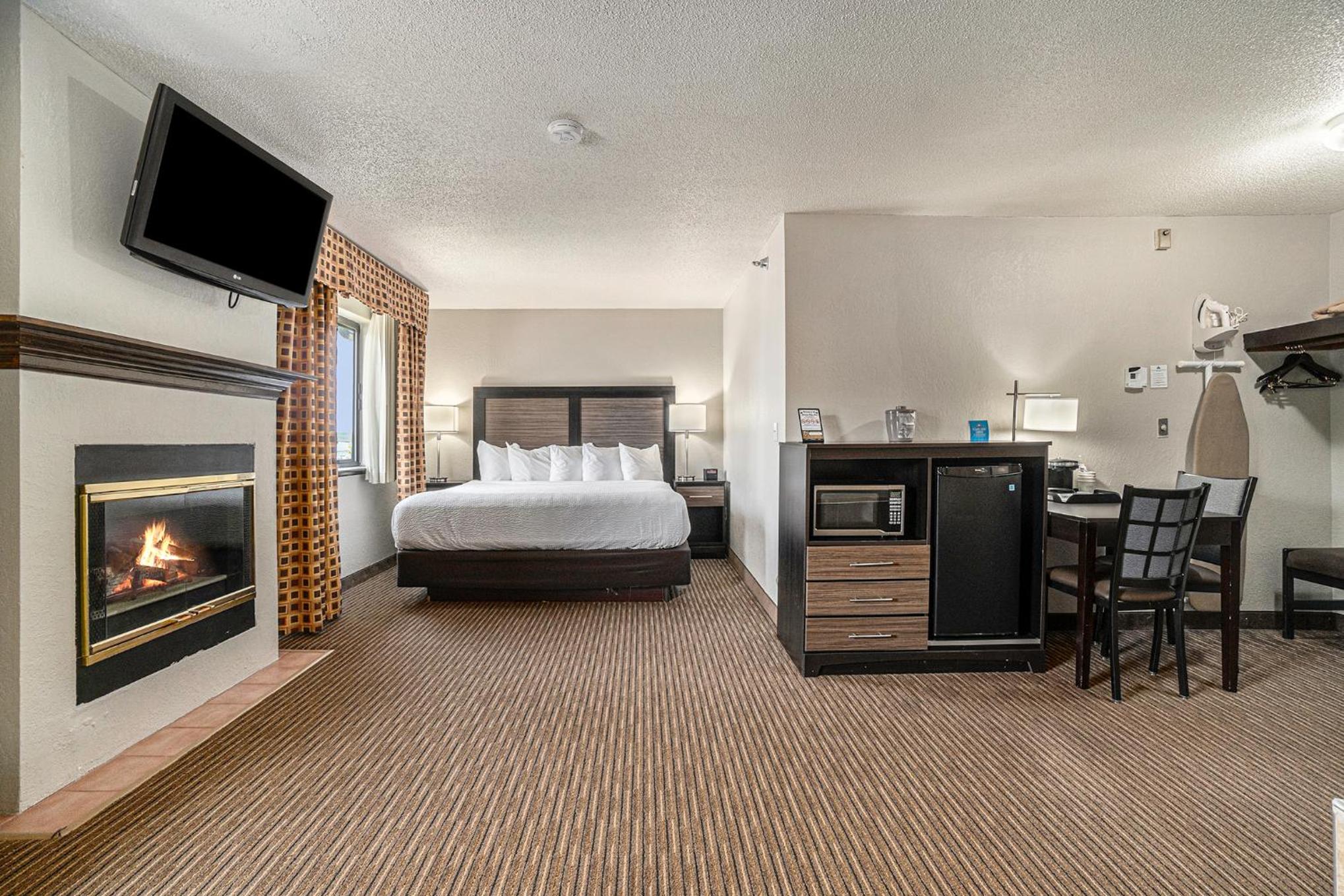 King Room with Hot Tub and Fireplace - Non-Smoking - Photo 8