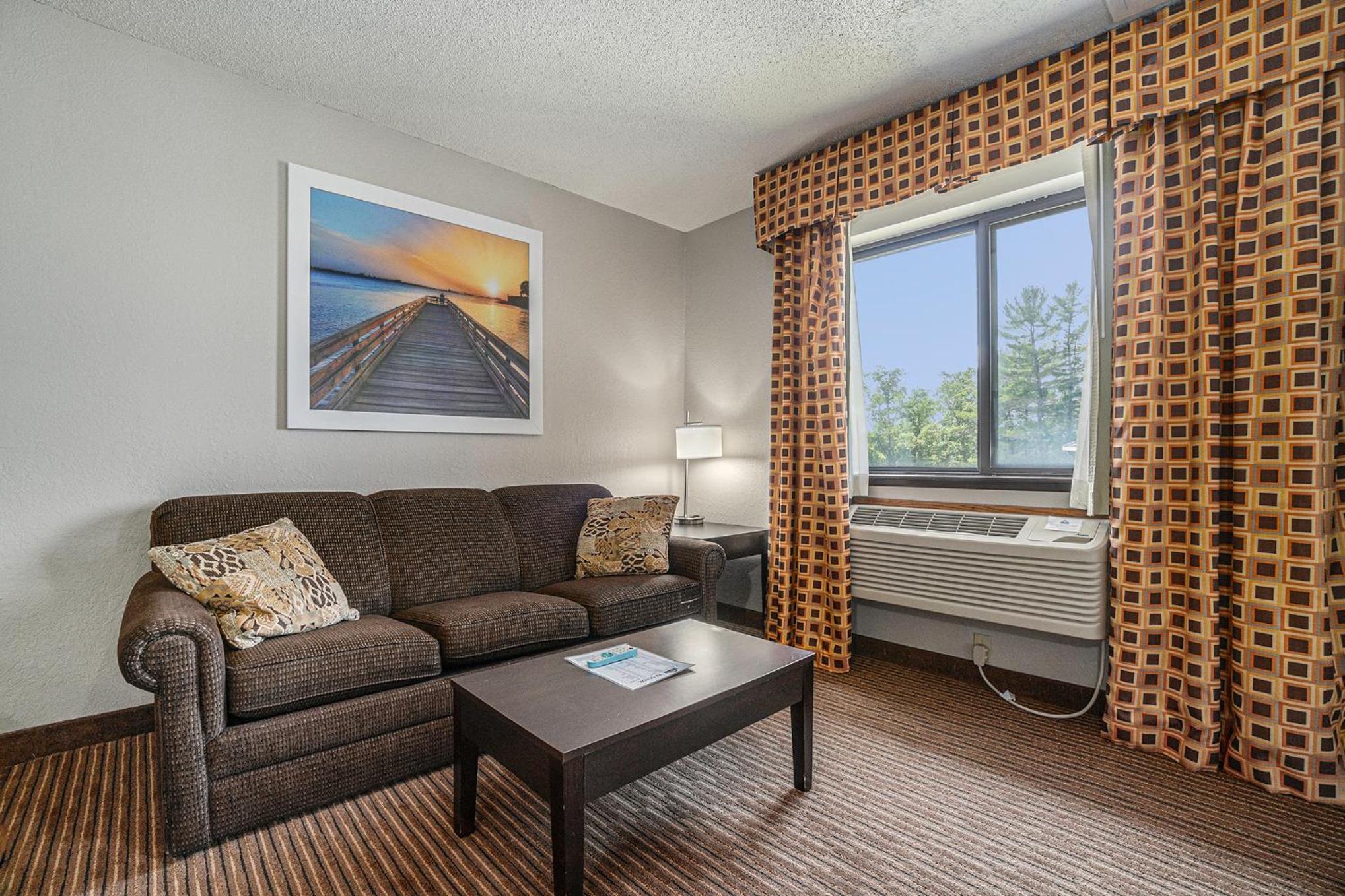 King Room with Hot Tub and Fireplace - Non-Smoking - Photo 3