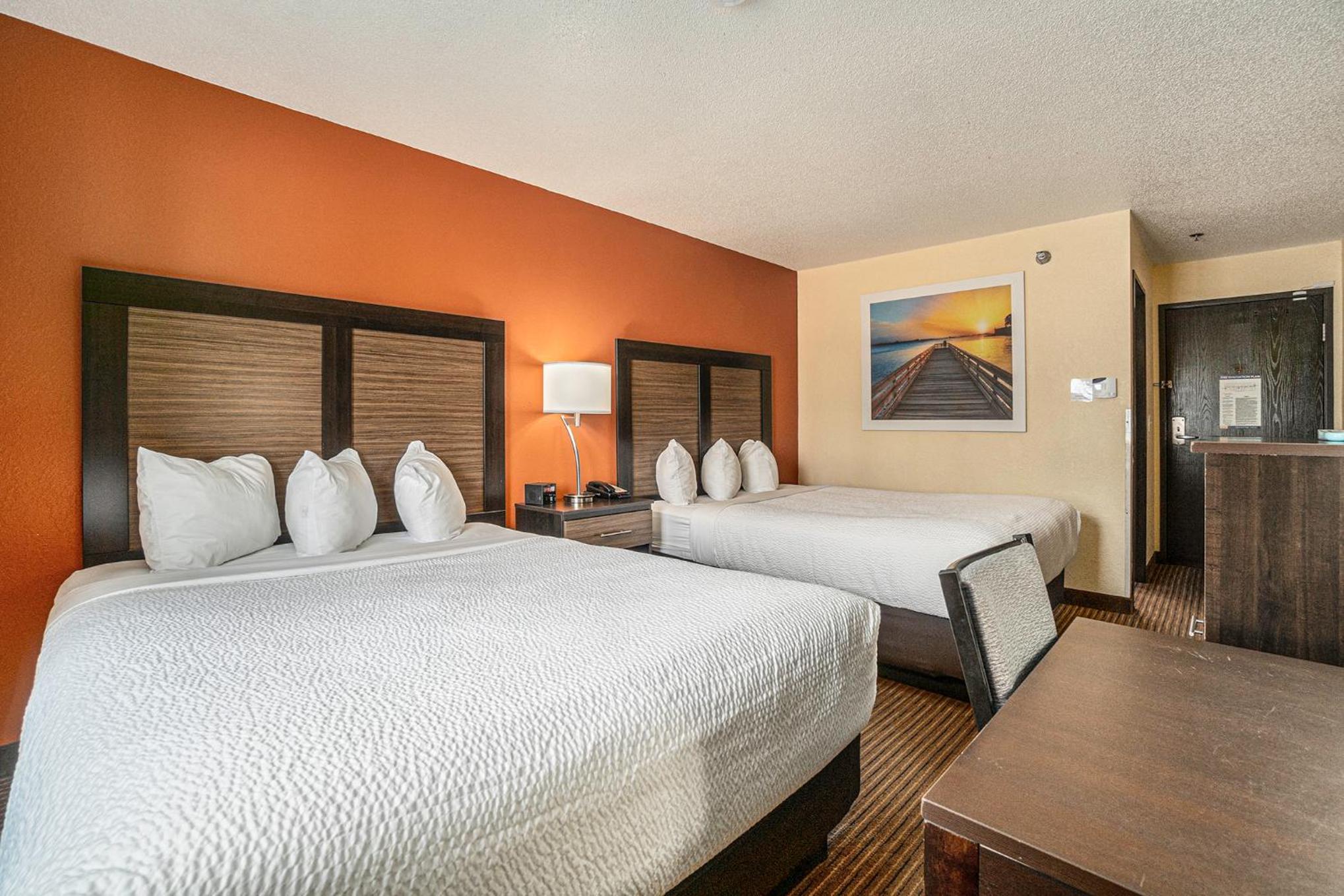 Queen Room with Two Queen Beds - Non-Smoking - Photo 4