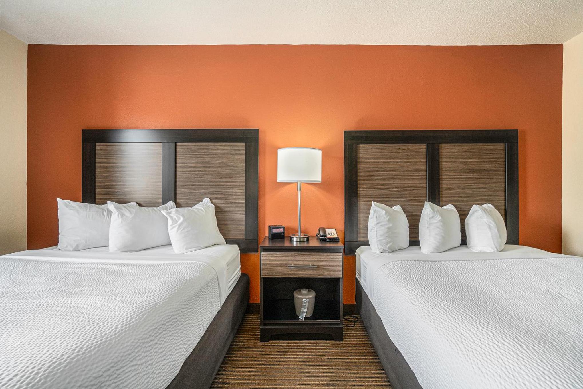Queen Room with Two Queen Beds - Non-Smoking - Photo 3