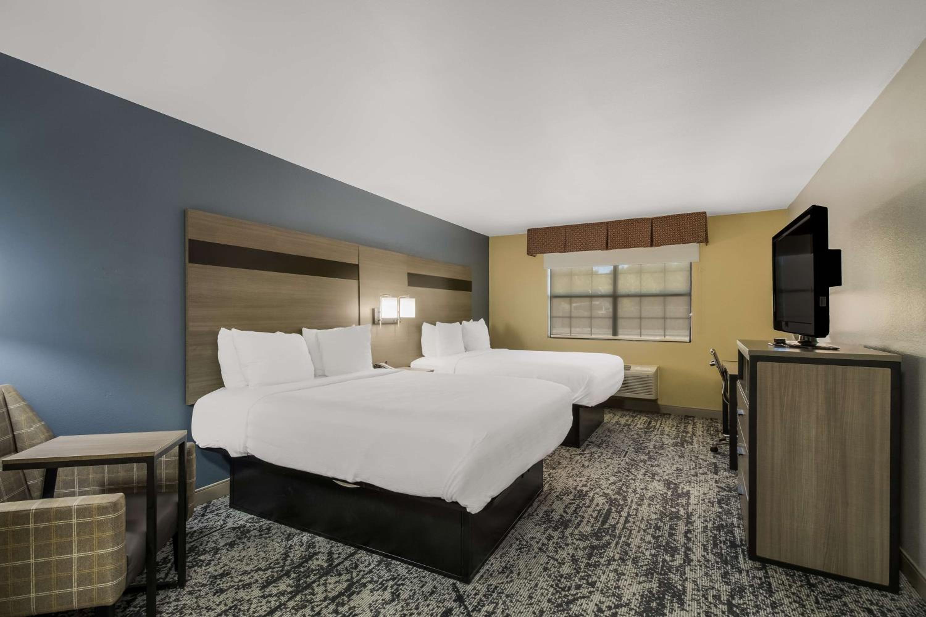 Queen Room with Two Queen Beds - Non-Smoking - Photo 1