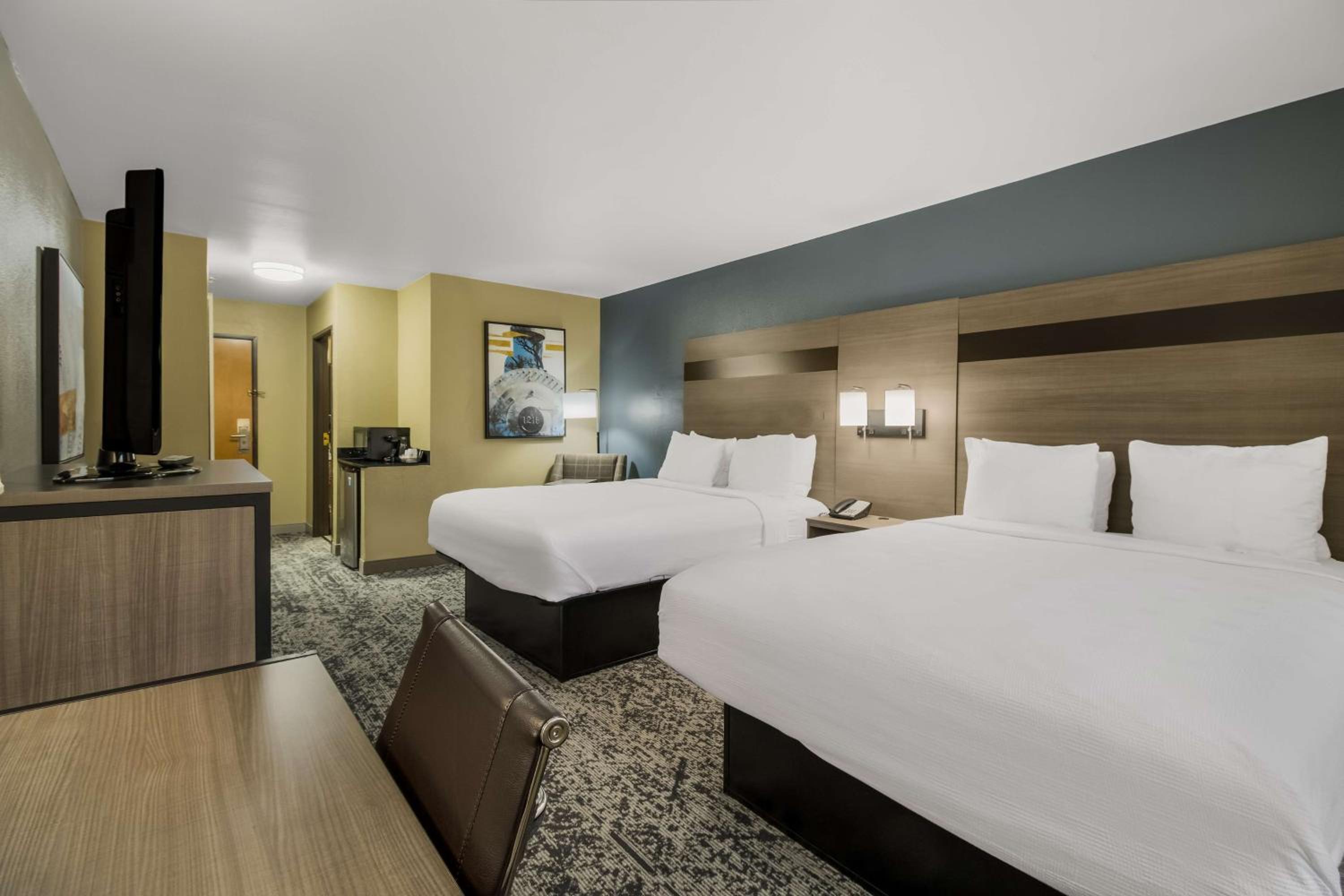 Queen Room with Two Queen Beds - Non-Smoking - Photo 3