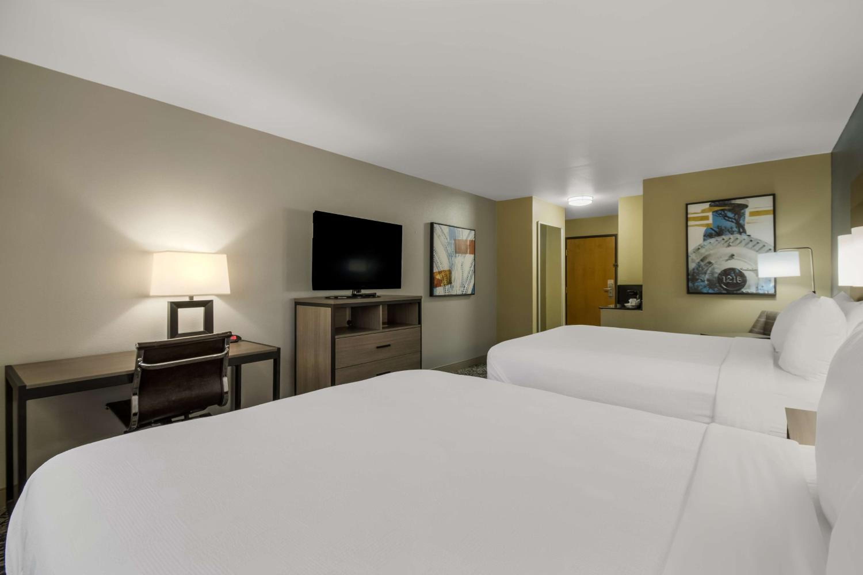 Queen Room with Two Queen Beds - Non-Smoking - Photo 2