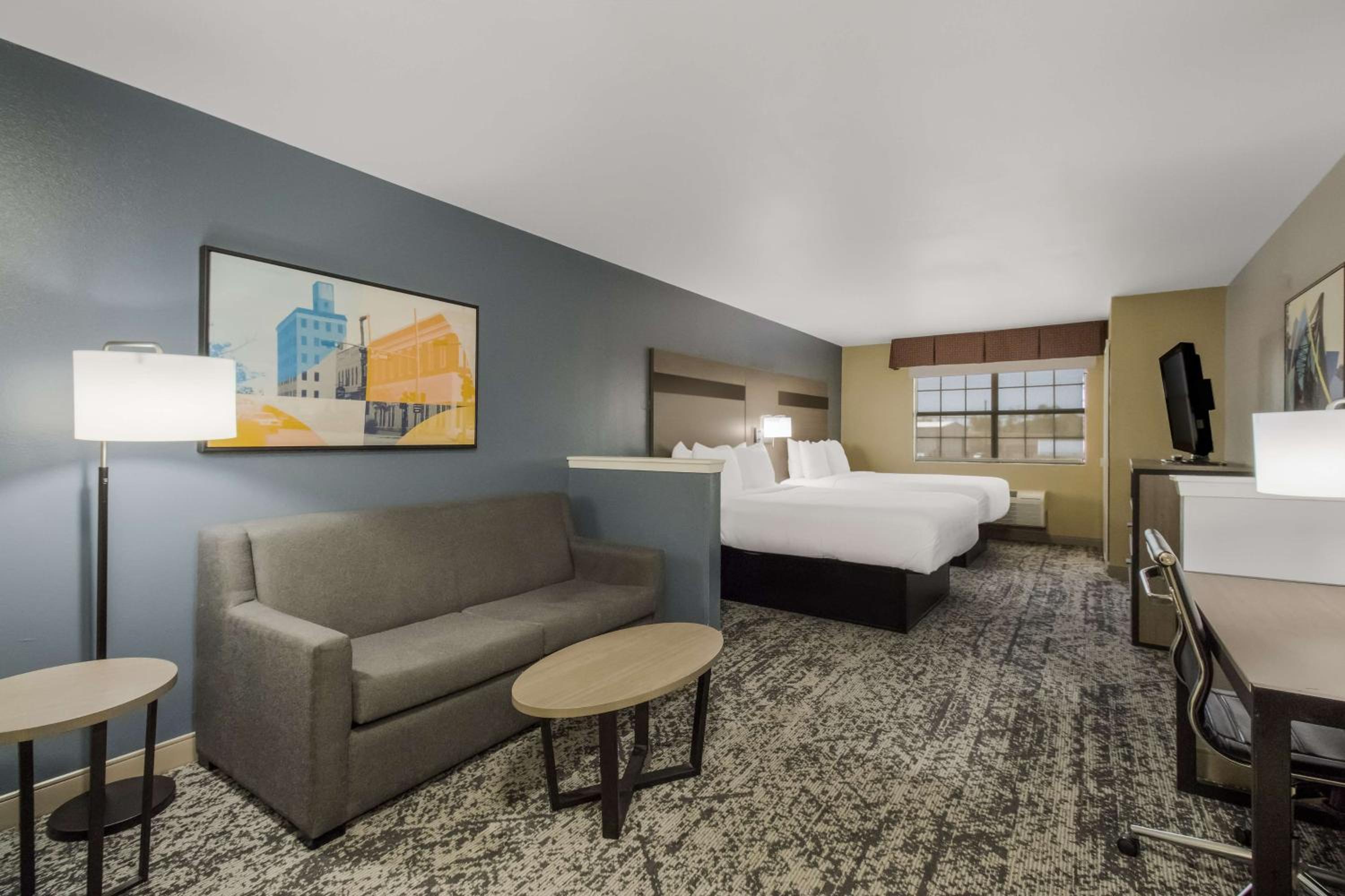 Queen Suite with Two Queen Beds - Non-Smoking - Photo 1