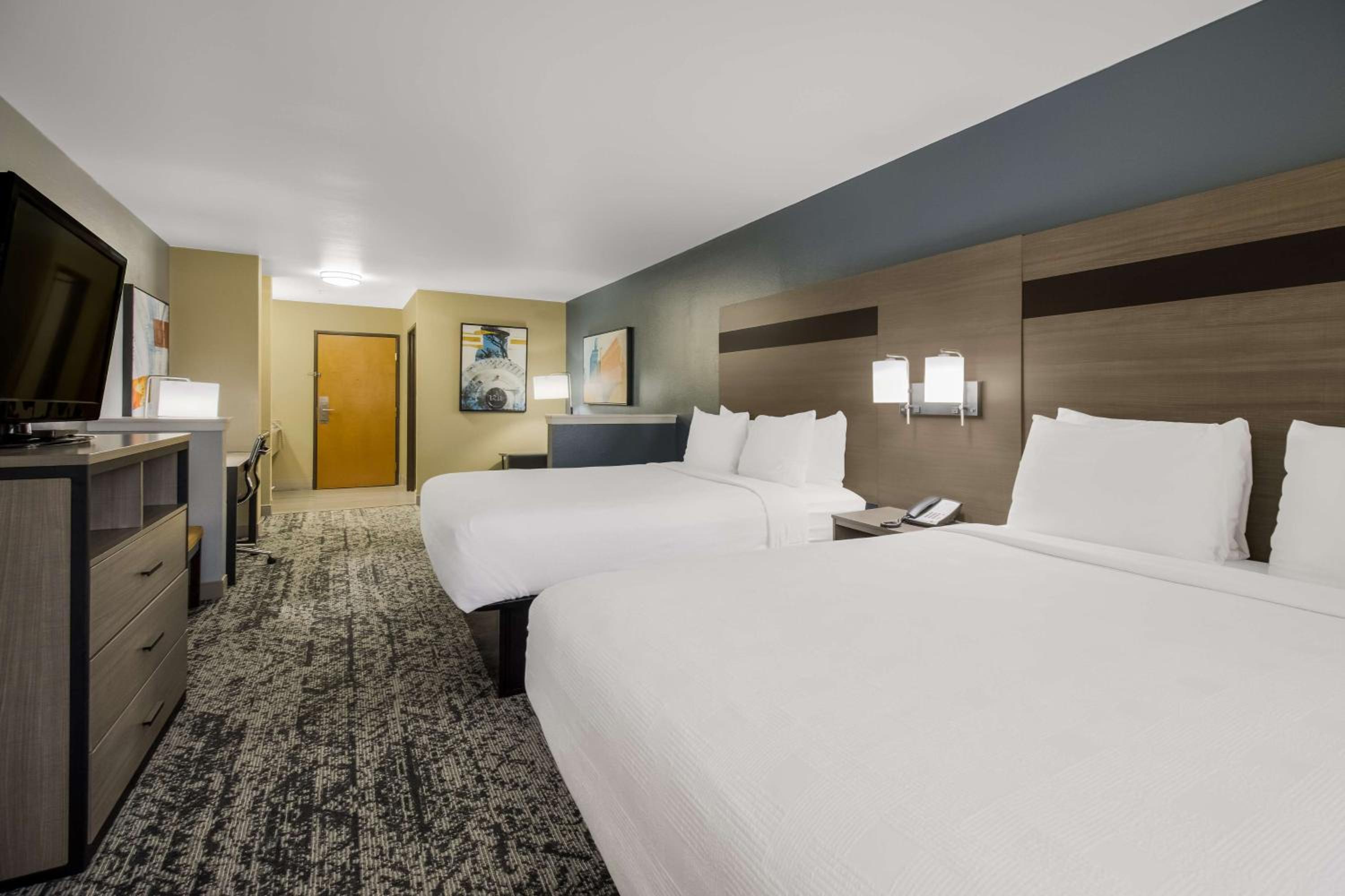 Queen Suite with Two Queen Beds - Non-Smoking - Photo 4