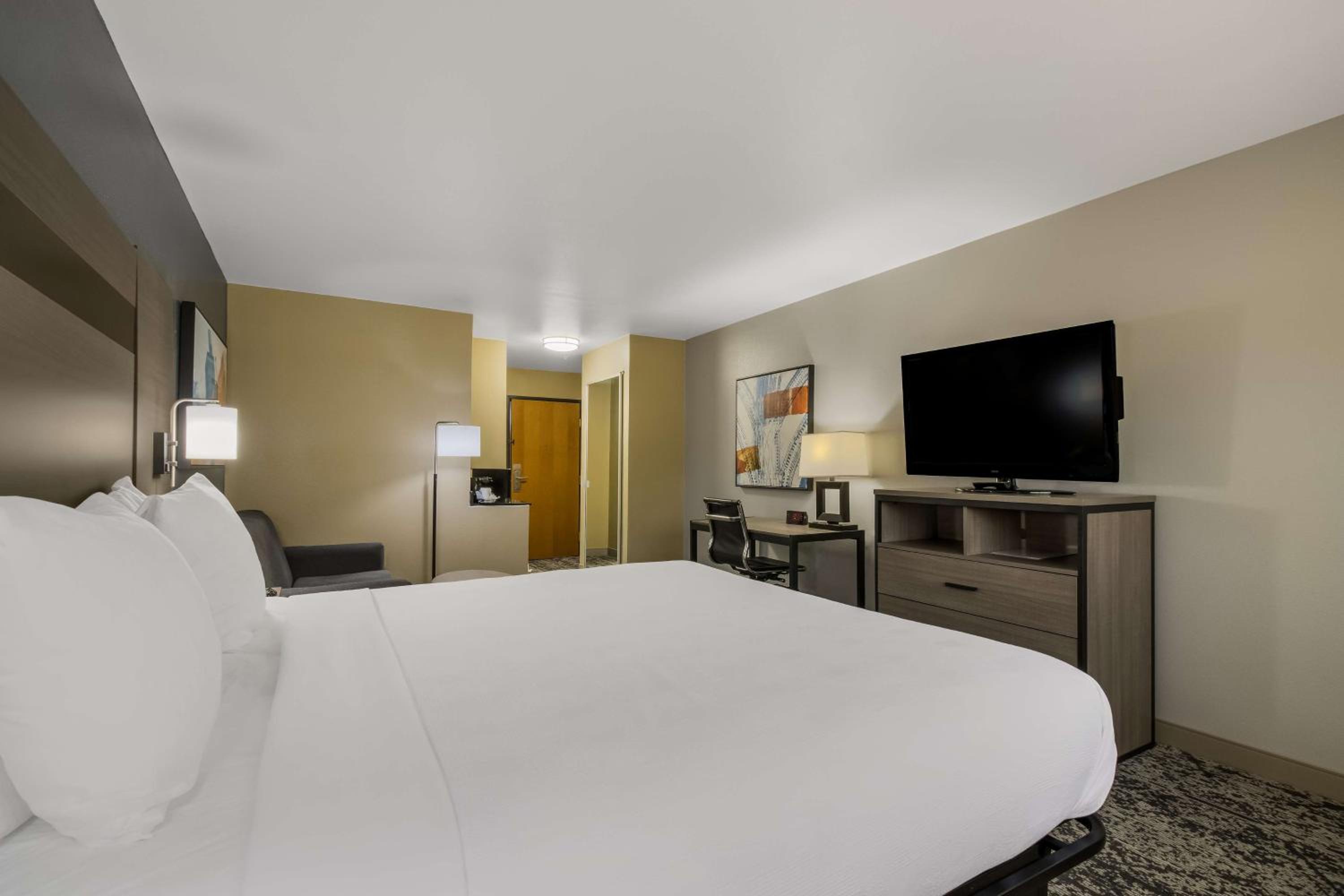 King Room - Non-Smoking - Photo 2