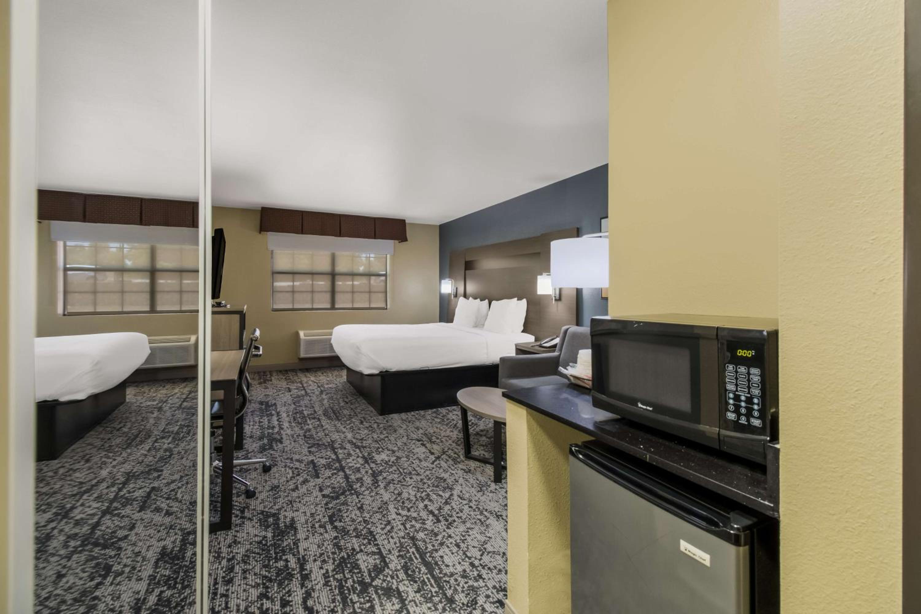 King Room - Non-Smoking - Photo 3