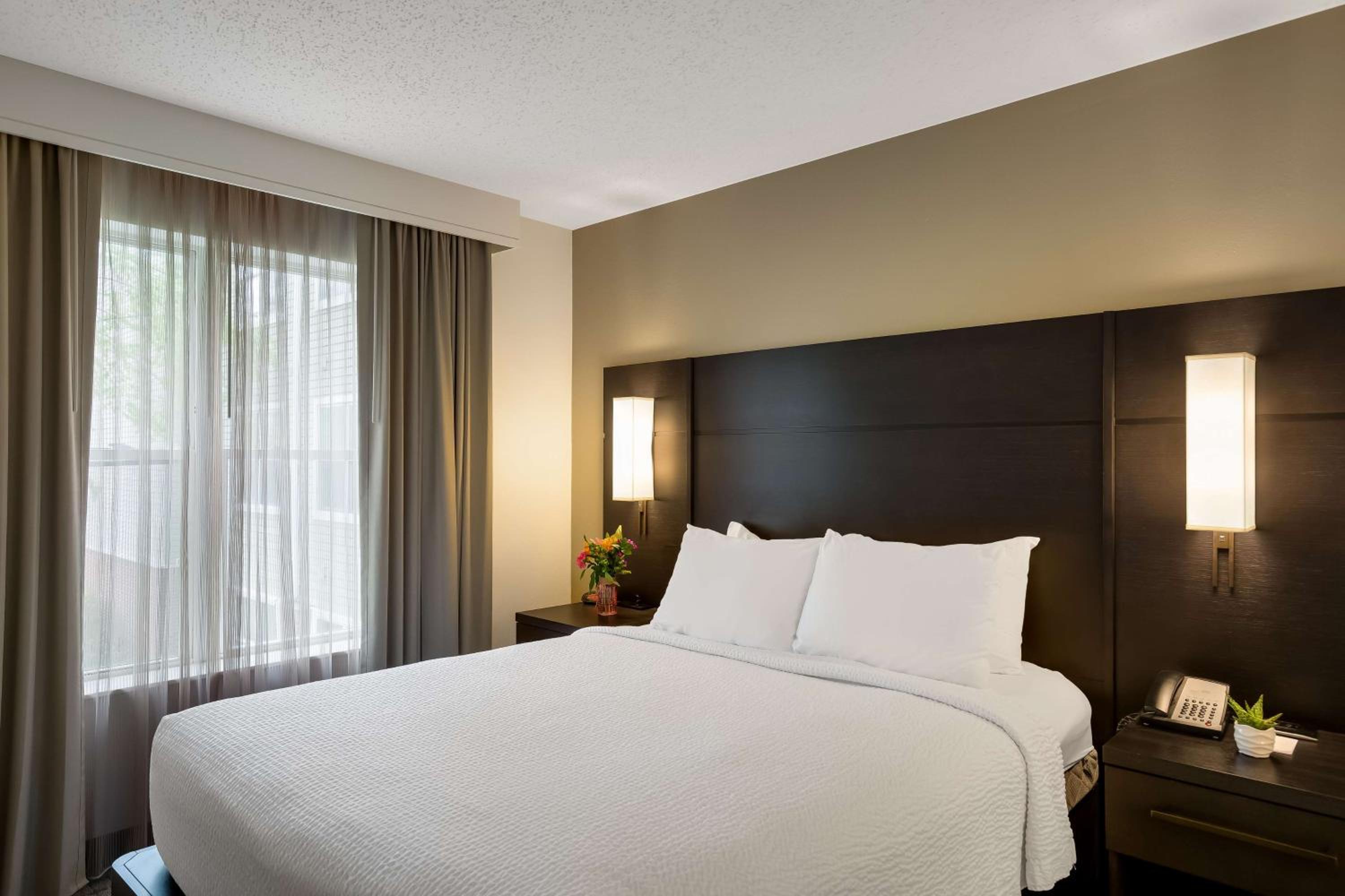 Two Bedroom Suite with Two Queen Beds - Photo 2
