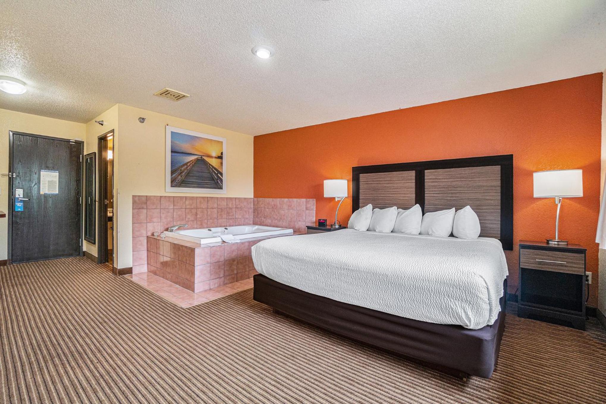 King Room with Hot Tub - Non-Smoking - Photo 6