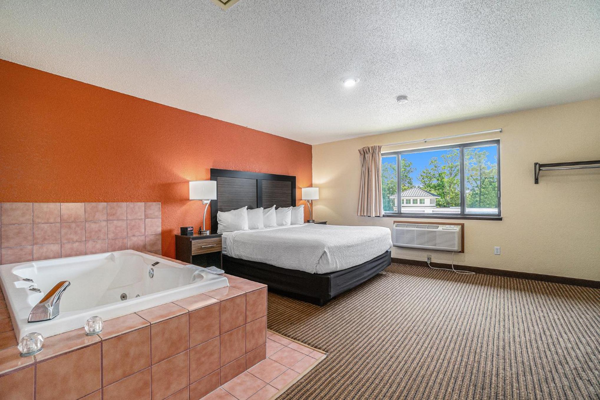 King Room with Hot Tub - Non-Smoking - Photo 1