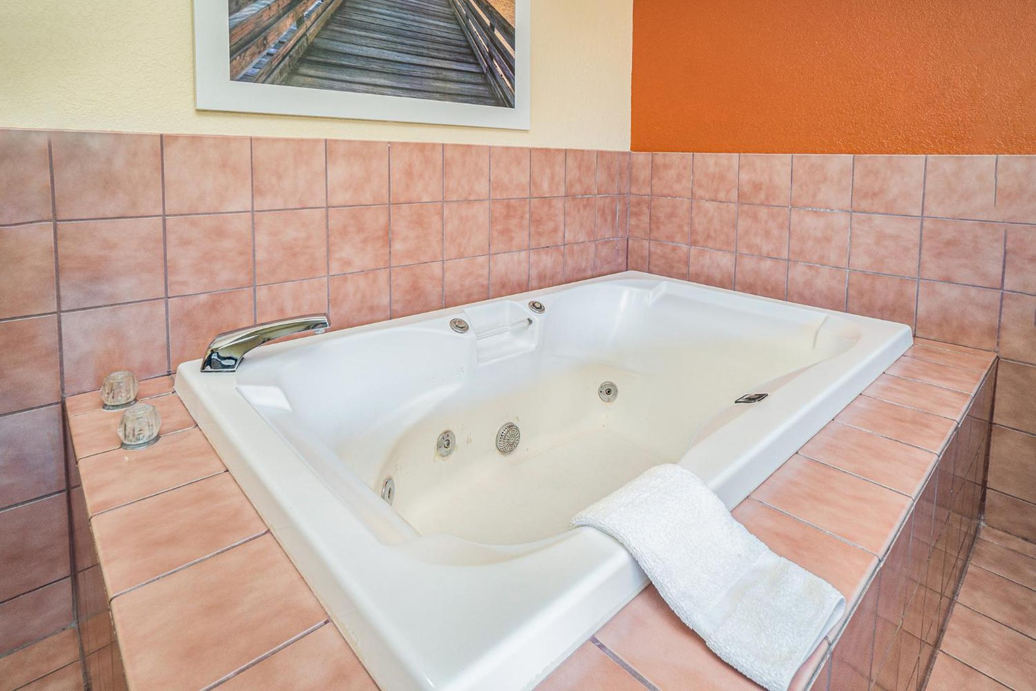 King Room with Hot Tub - Non-Smoking - Photo 3