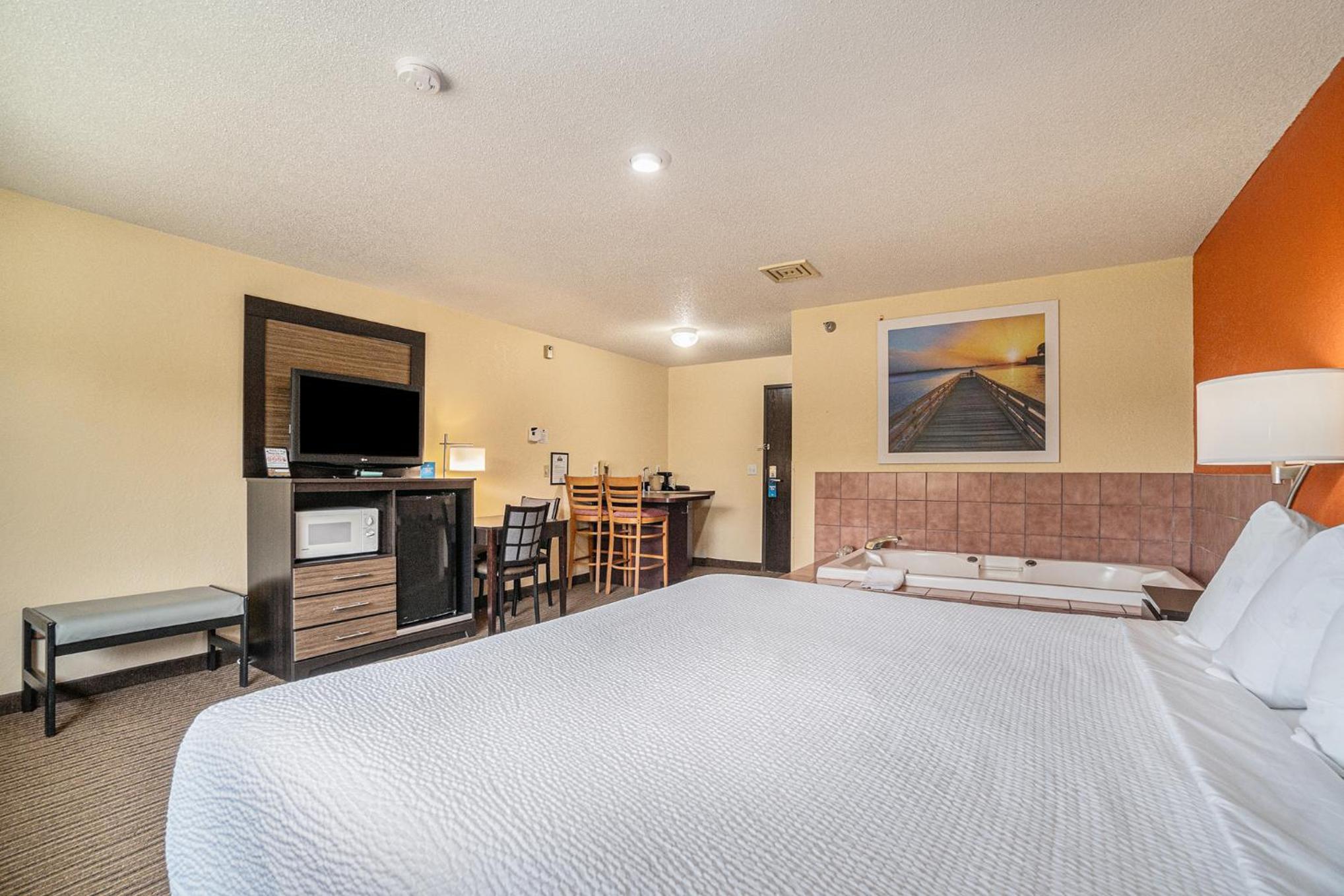 King Room with Hot Tub - Non-Smoking - Photo 4