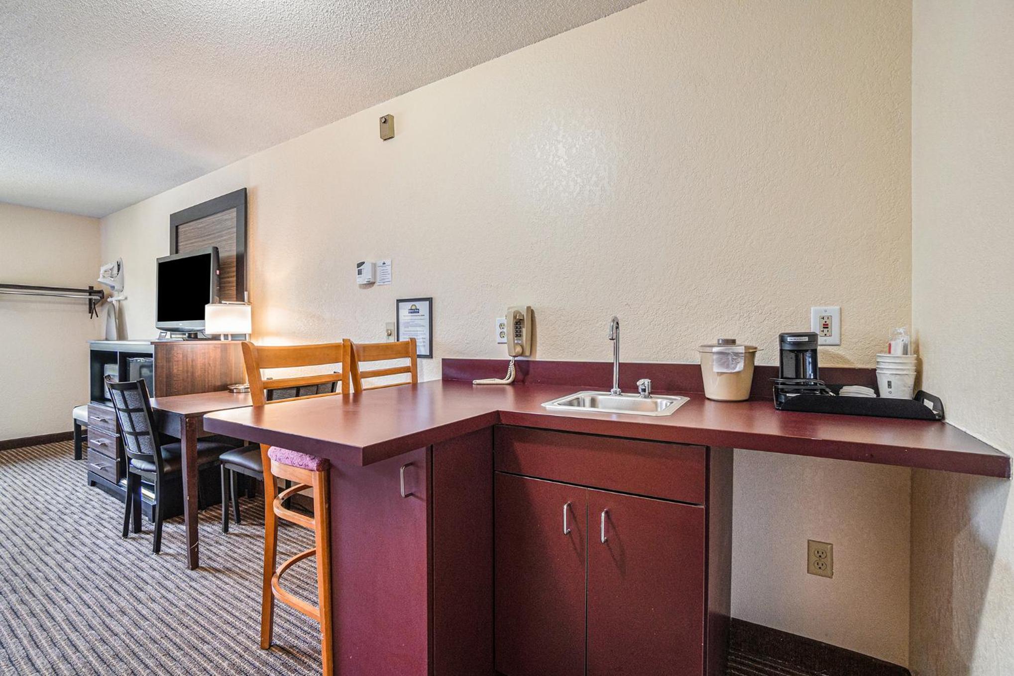 King Room with Hot Tub - Non-Smoking - Photo 7