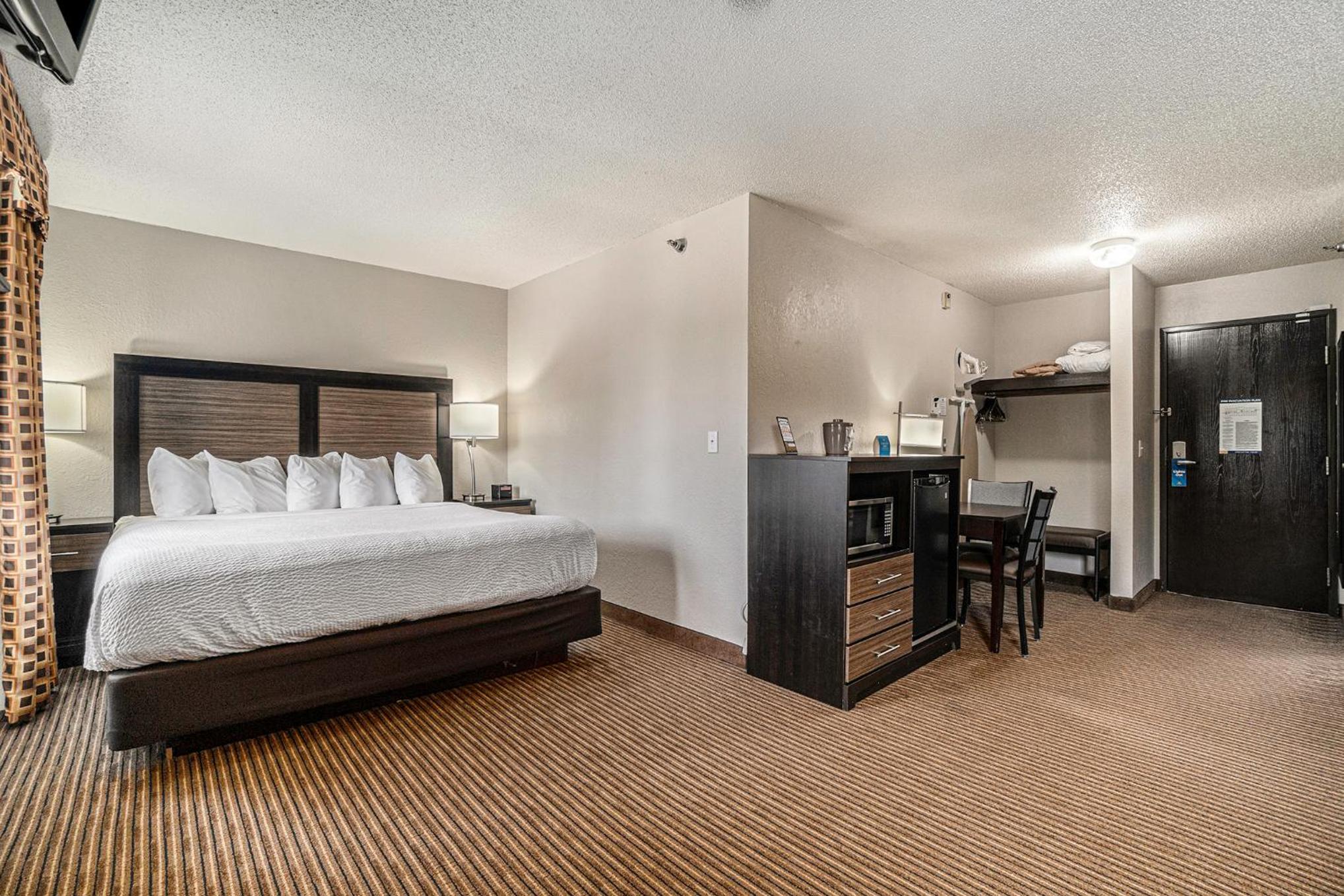 Queen Room with Two Queen Beds - Mobility Access/Non-Smoking - Photo 1