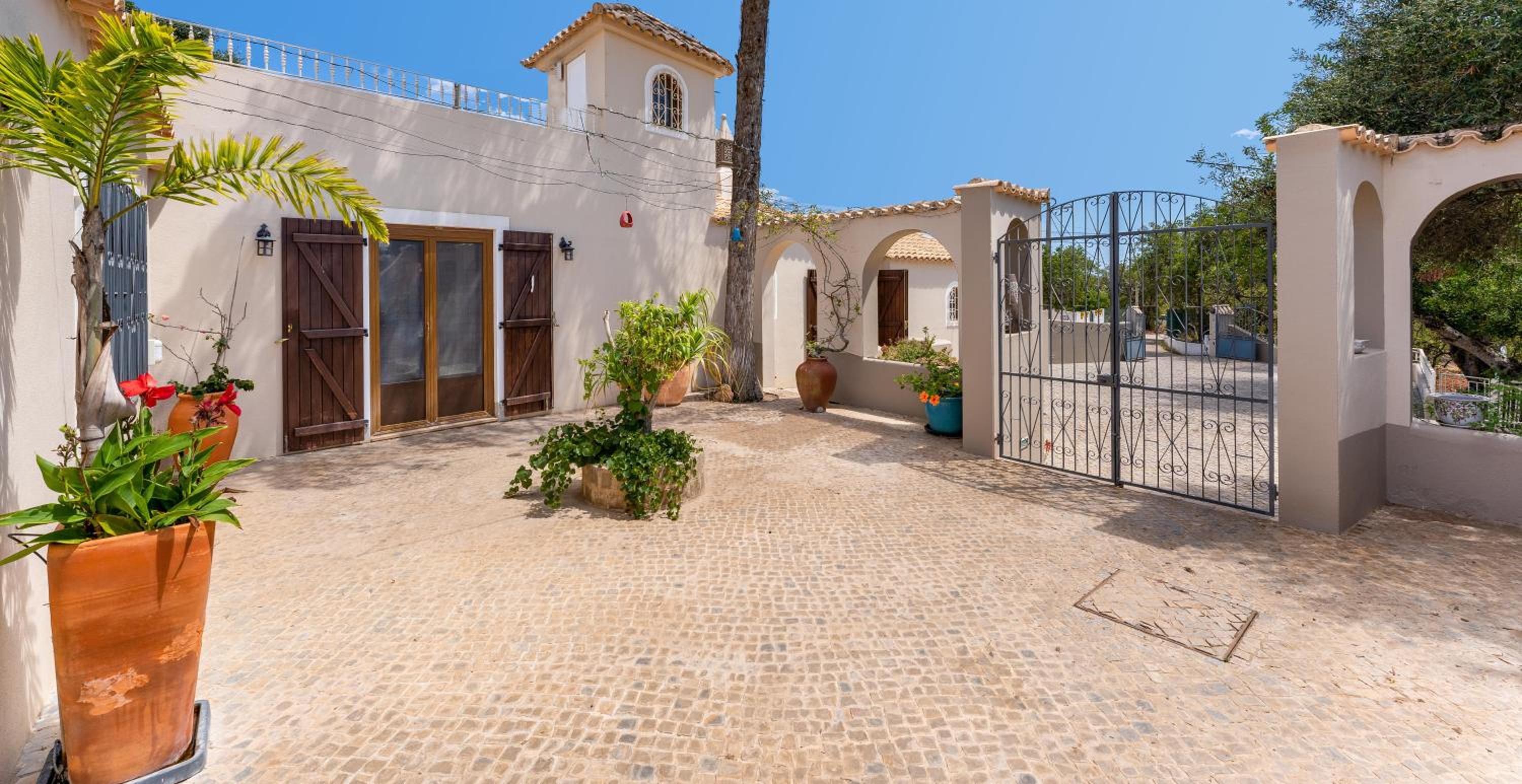 Three-Bedroom Villa photo 3