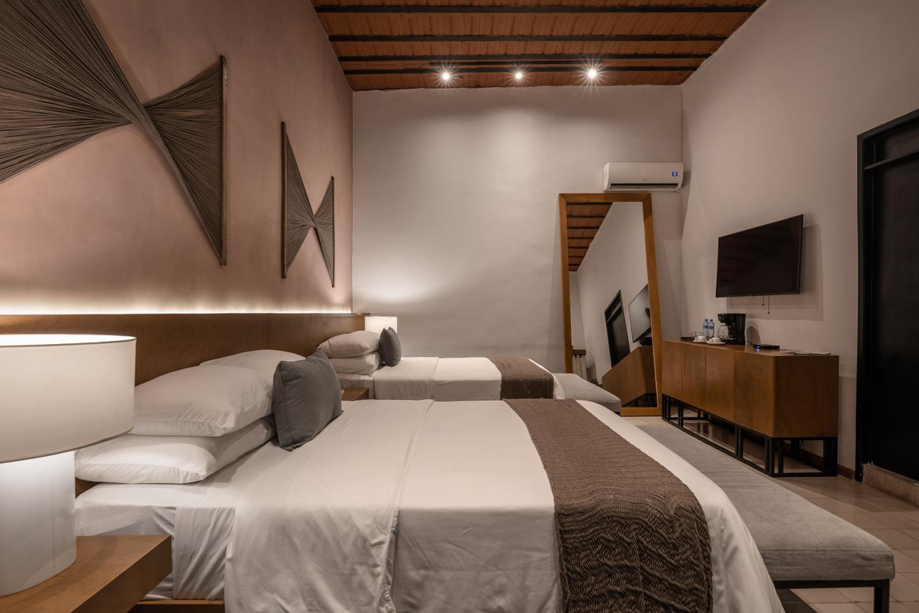 Double Room with Two Double Beds - Photo 7