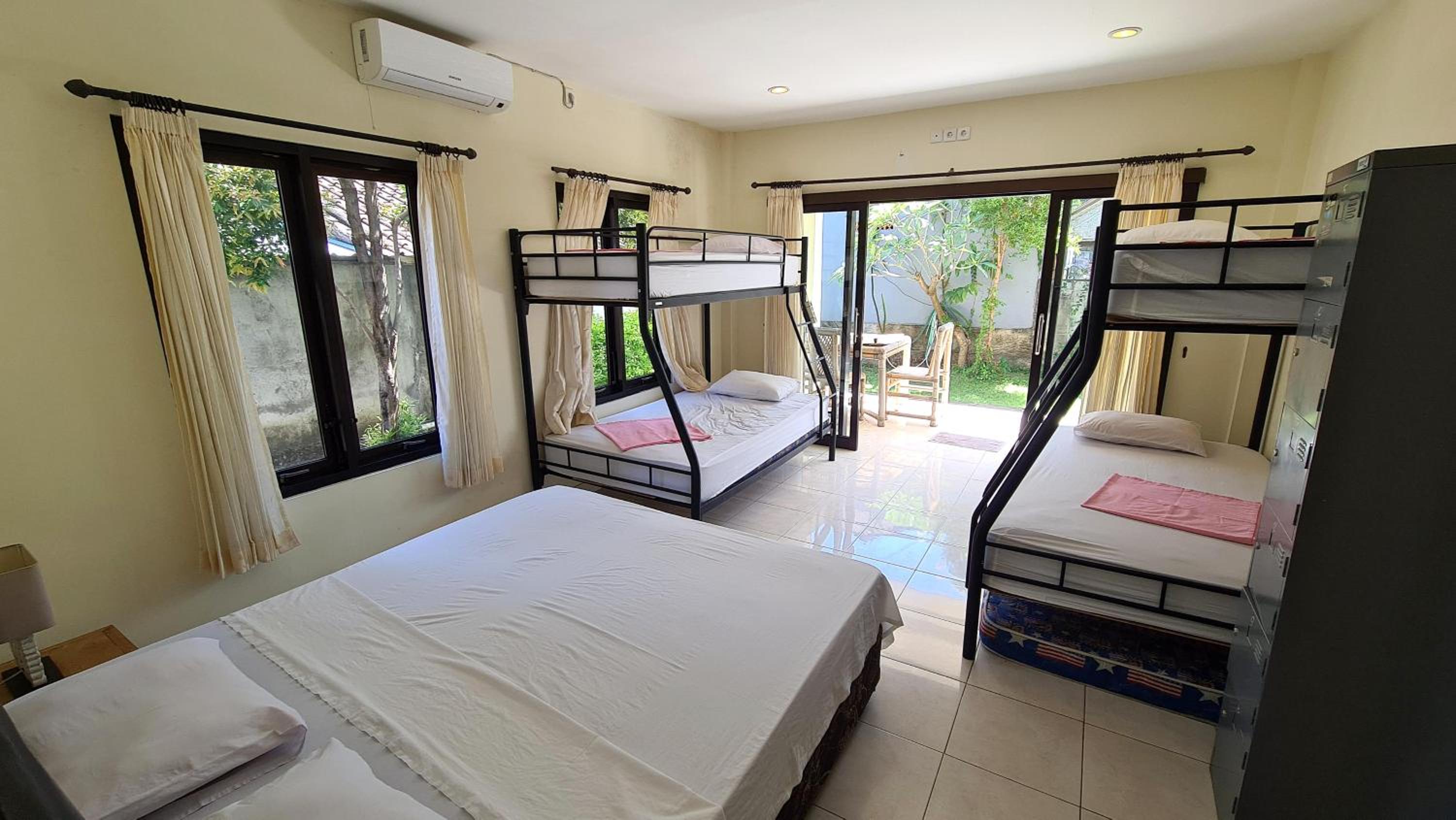 Bed in 4-Bed Dormitory Room photo 1