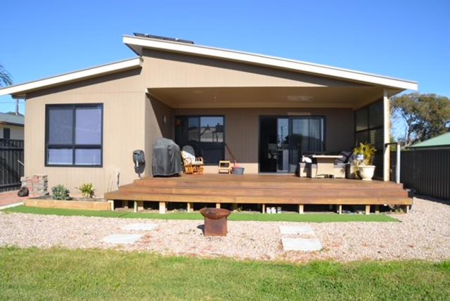 Three-Bedroom House photo 2