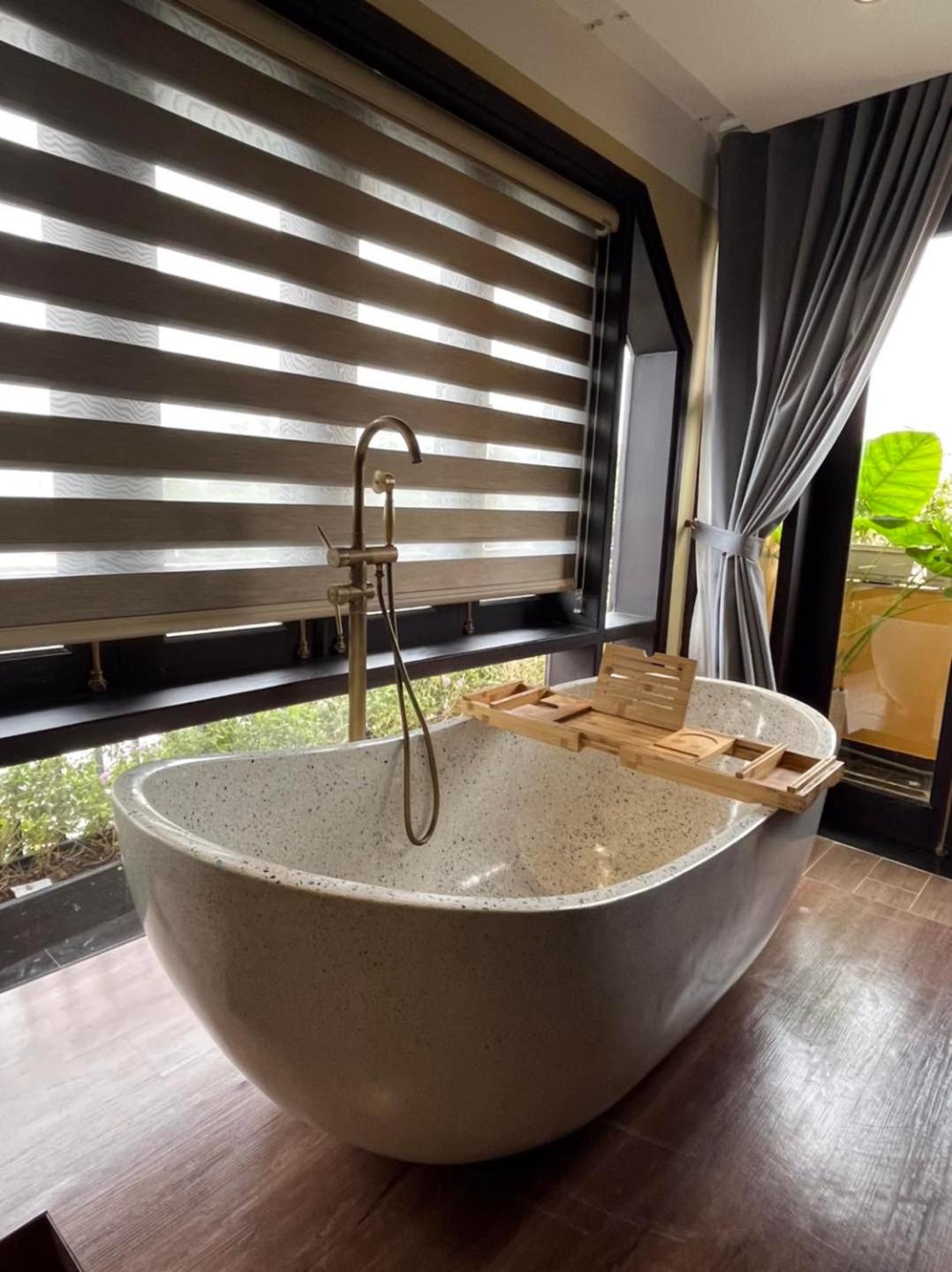 Suite with Balcony - Photo 13