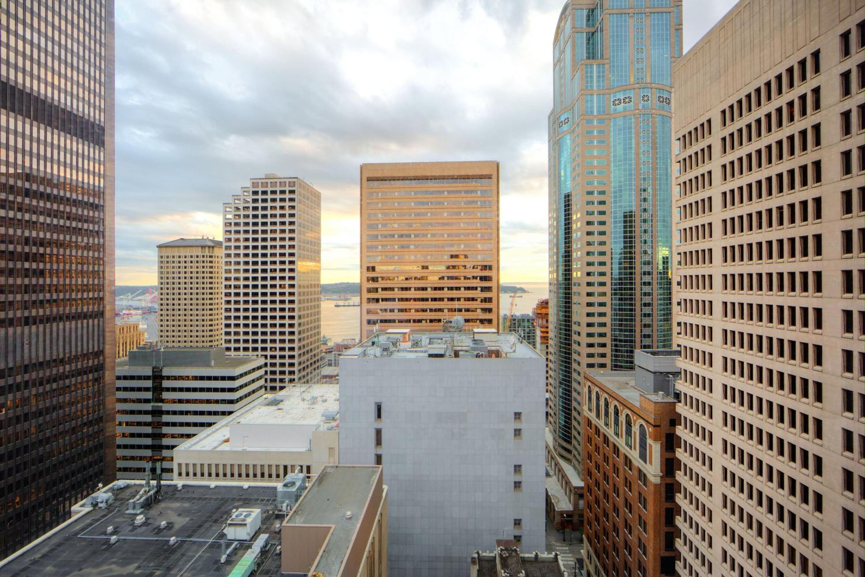 Spectacular, Guest room, 1 King, City view, High floor - Photo 4