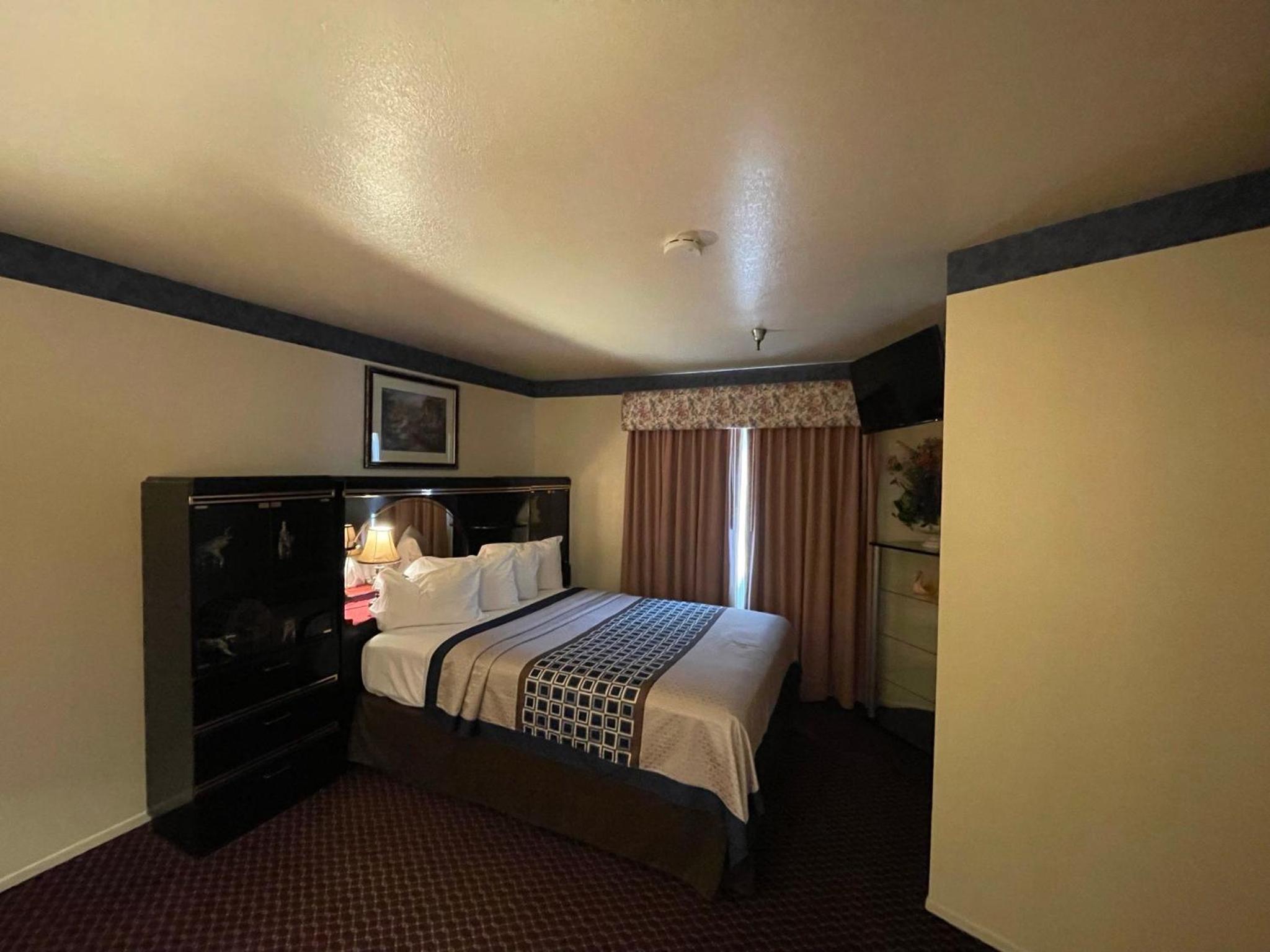 Two-Bedroom Suite - Photo 3