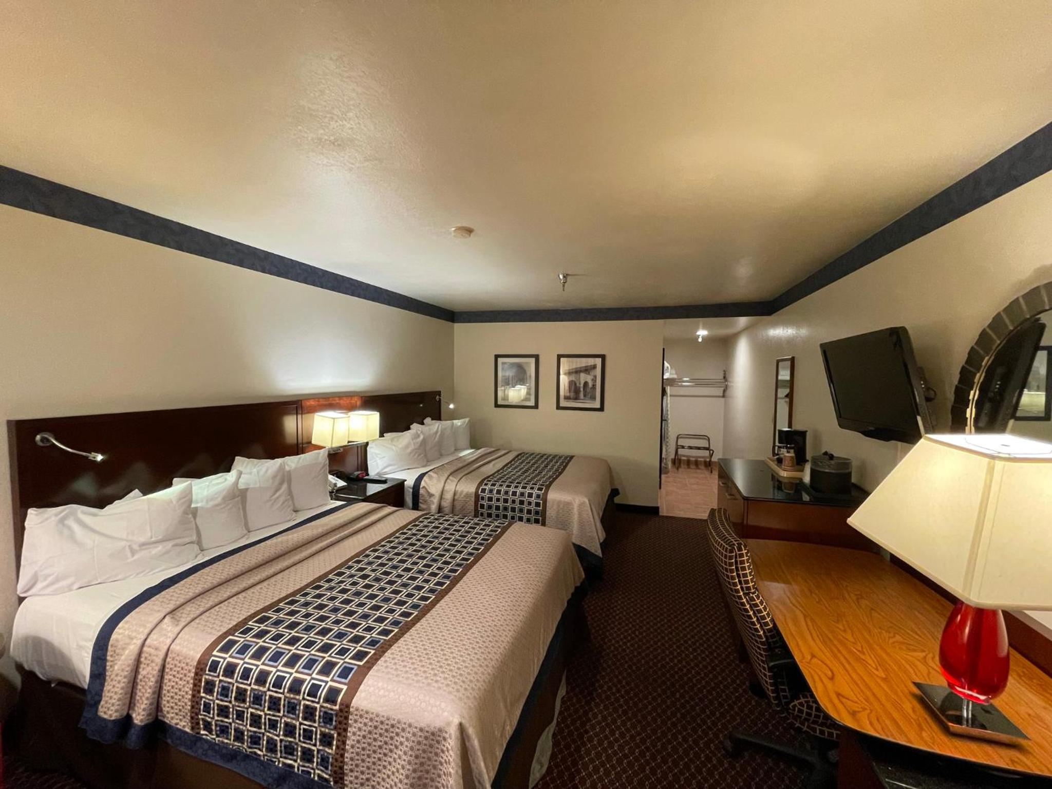 Queen Room with Two Queen Beds - Photo 5