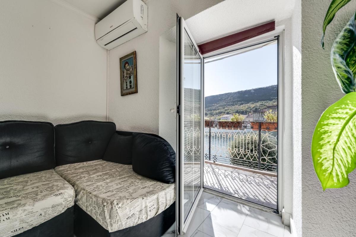 Apartment with Balcony photo 2