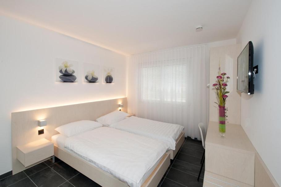 Twin Room with Air-Conditioning photo 3