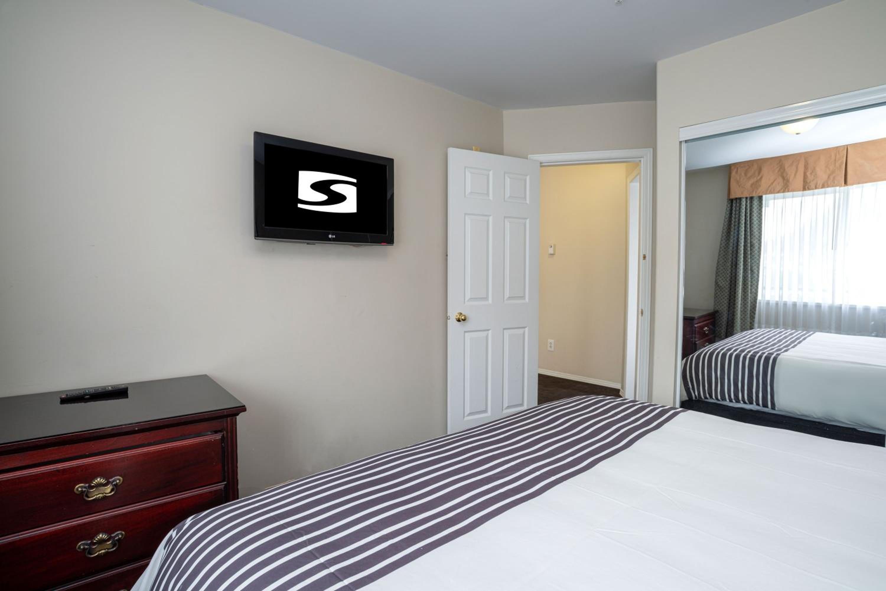 2 Bedroom Suite, 1 King, 1 Queen, Sofa Bed, Kitchen - Photo 5