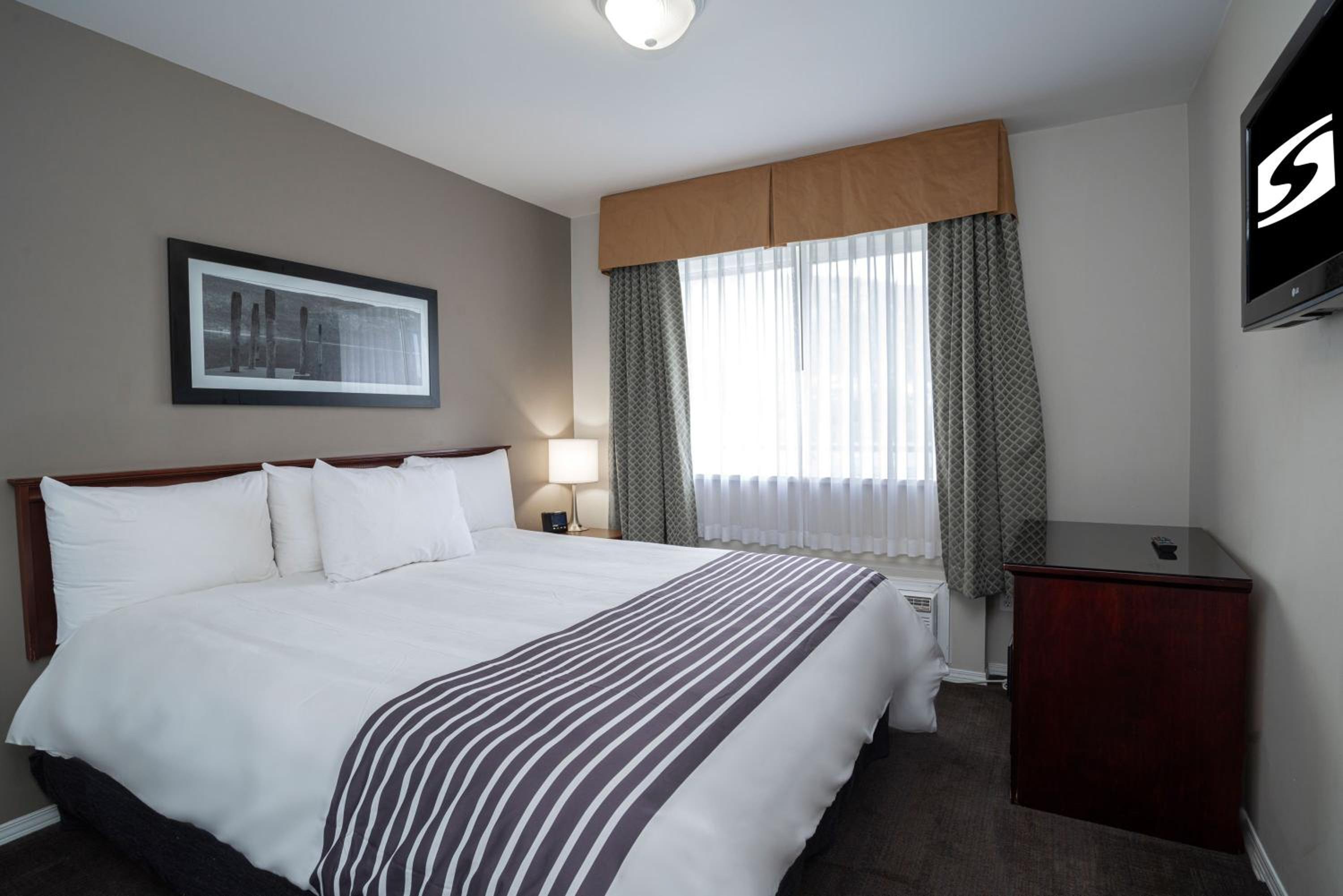 2 Bedroom Suite, 1 King, 1 Queen, Sofa Bed, Kitchen - Photo 6