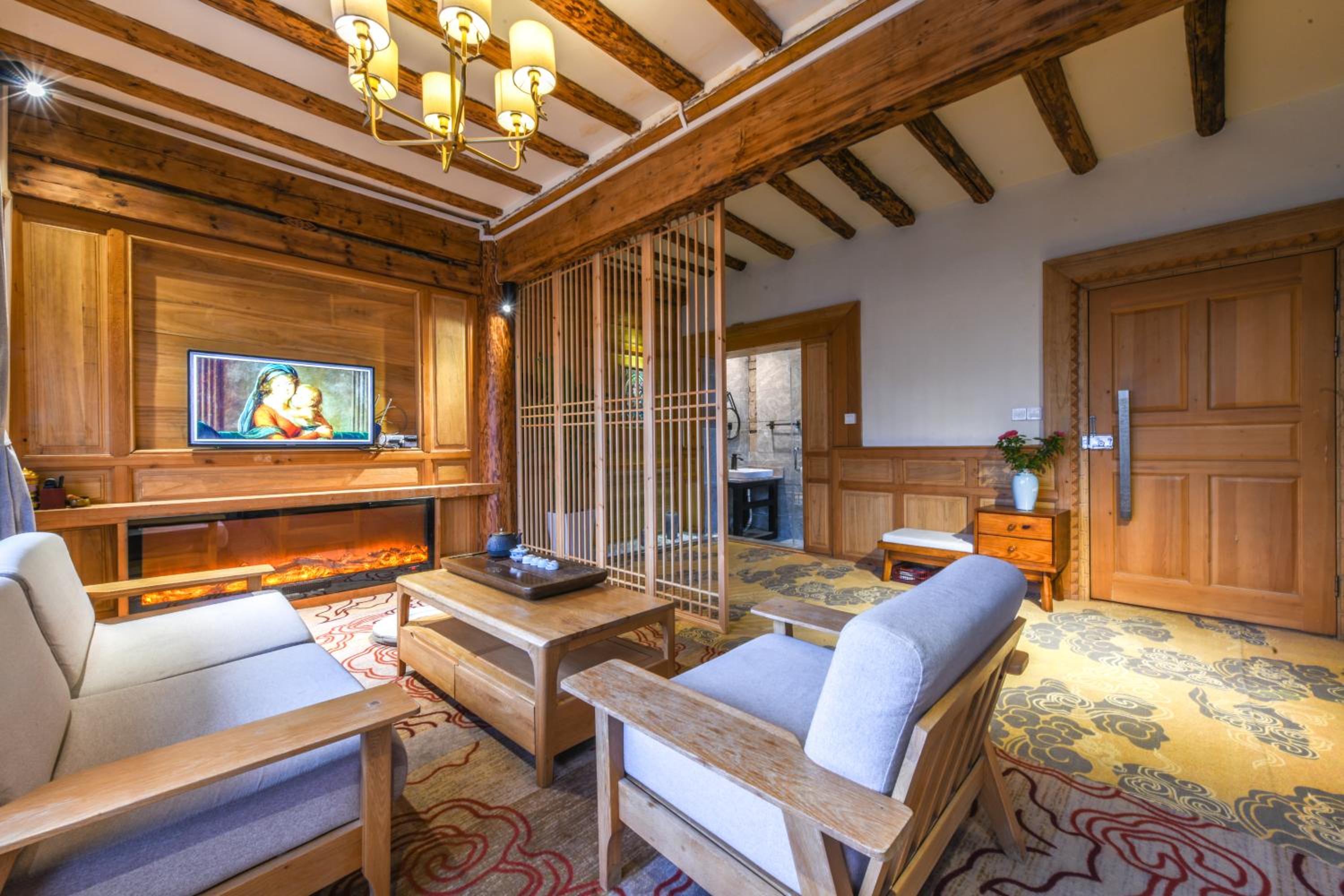 Deluxe King Suite photo 3